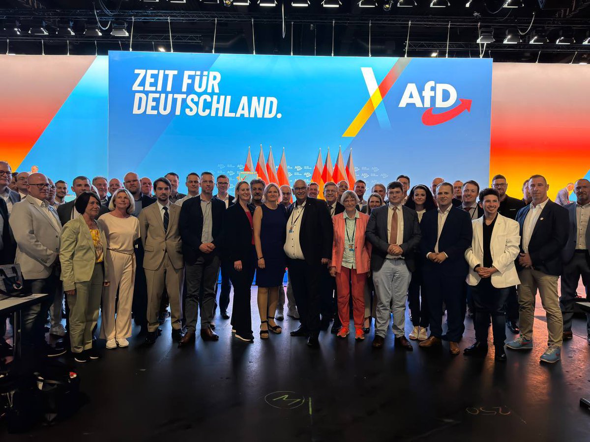 AfDBamberg's tweet photo. Mit einer starken bayerischen Delegation in Erfurt. 💪🏻💙🇩🇪 https://t.co/bH5CuPPK1r