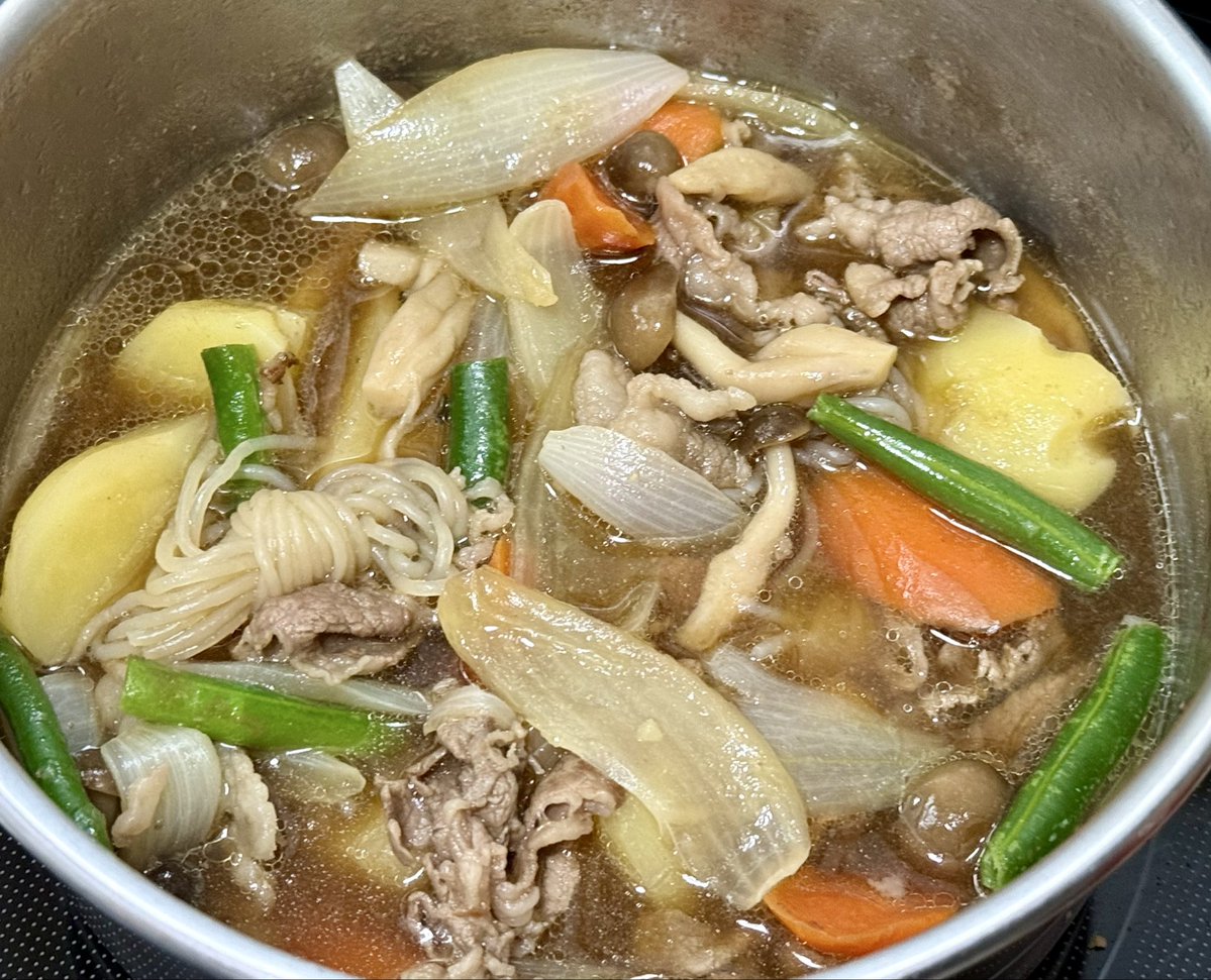 kanon1396's tweet photo. 今日の晩ごはん🍚
肉じゃがしか作りませんでした https://t.co/Tar8dlUz1z