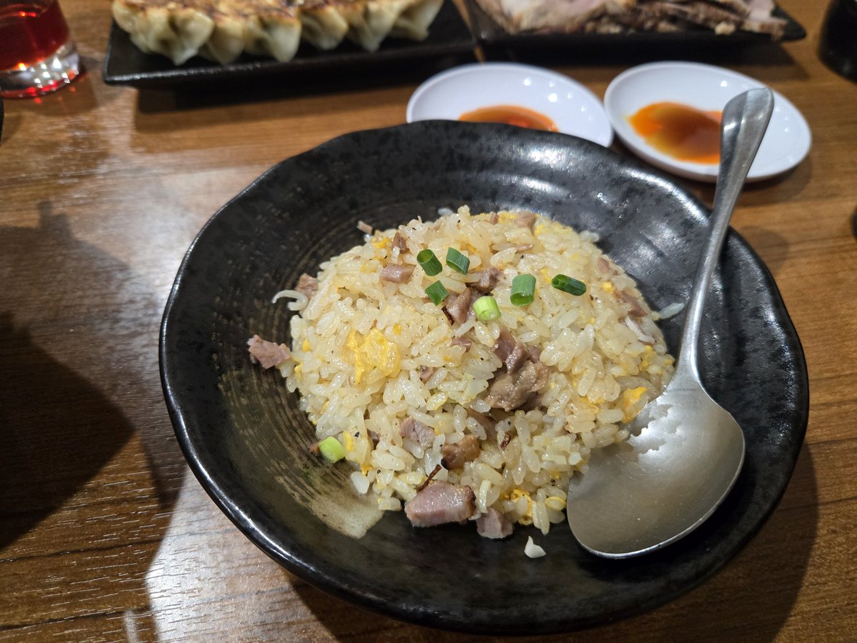 yB0BWkOE2YaEXWk's tweet photo. 毎度の万年青さん
限定メニュー
（うま辛とんこつ醤油）
（背脂野菜とんこつ）
炒飯、餃子、チャーシューどれも美味すぎでした😊
#ラーメン https://t.co/VNabg4G4ig