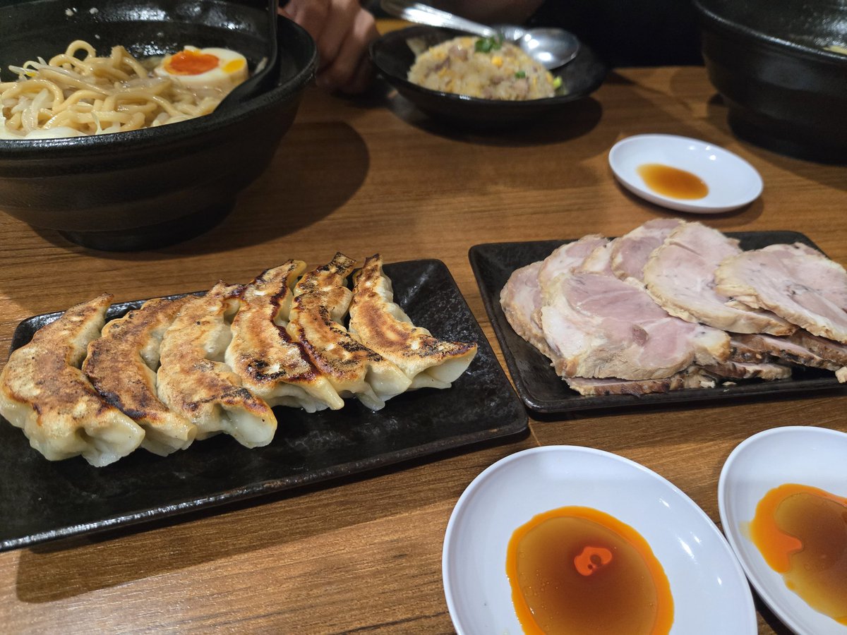 yB0BWkOE2YaEXWk's tweet photo. 毎度の万年青さん
限定メニュー
（うま辛とんこつ醤油）
（背脂野菜とんこつ）
炒飯、餃子、チャーシューどれも美味すぎでした😊
#ラーメン https://t.co/VNabg4G4ig