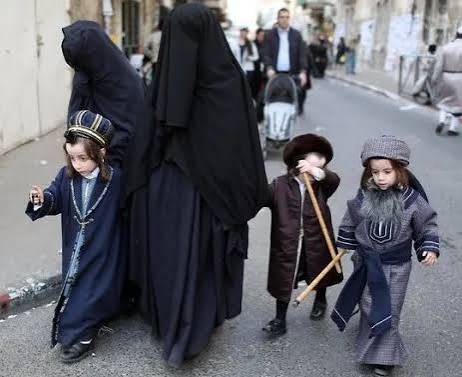 ArtemisOGoddess's tweet photo. حجاب در یهودیت.
جفتتون گورتون رو گم کنید. تخم ابراهیم هرزه. https://t.co/219wLgygGc