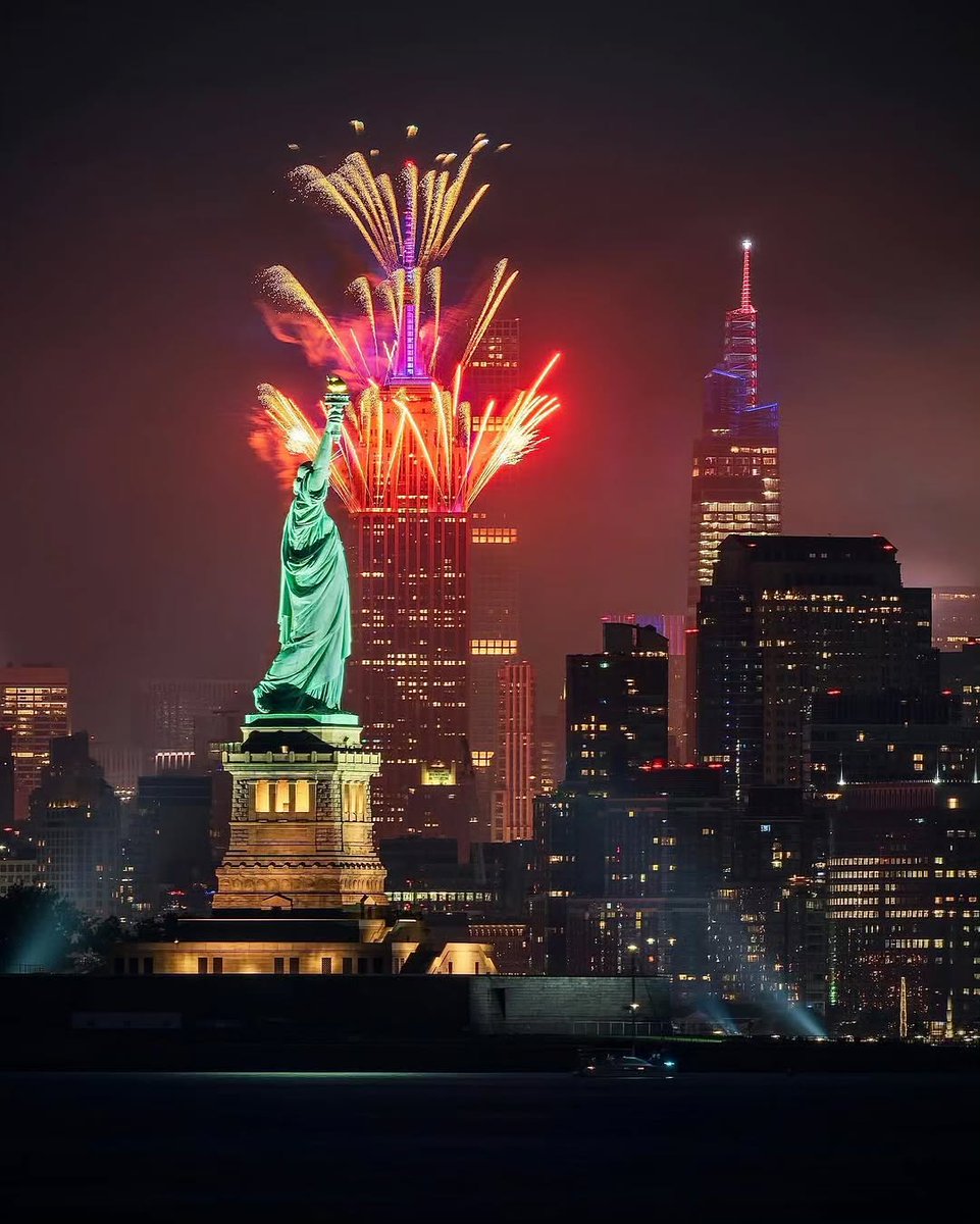 amelia_oli57611's tweet photo. Fireworks in New York on independence day 🇺🇸 https://t.co/sb3JhxIpSf