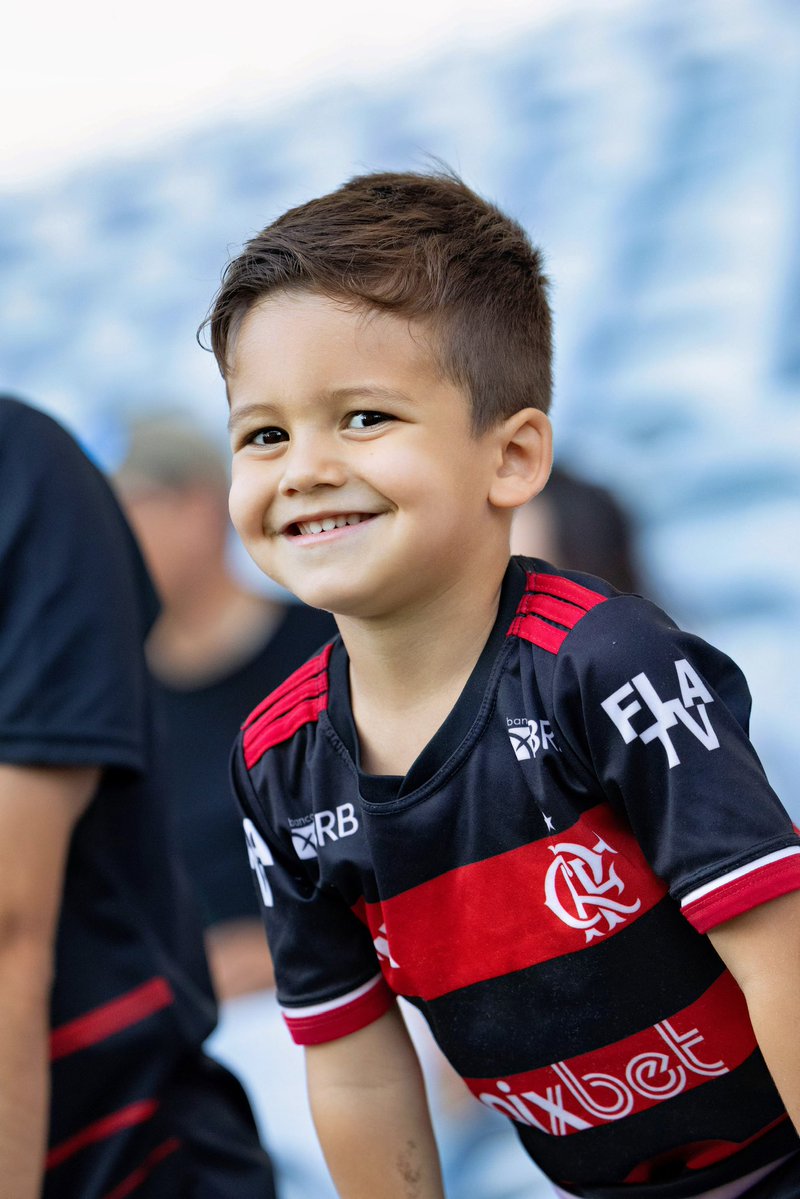 EmannuelProf's tweet photo. Obrigado @Flamengo por ter vindo a Portugal e dado a chance dos Rubro negros de cá matarem a saudade ou conhecerem o time em campo ao vivo, como foi com meu filho. Inesquecível! 
Que venha o Benfica e estaremos lá! https://t.co/cTpSnlD4h5