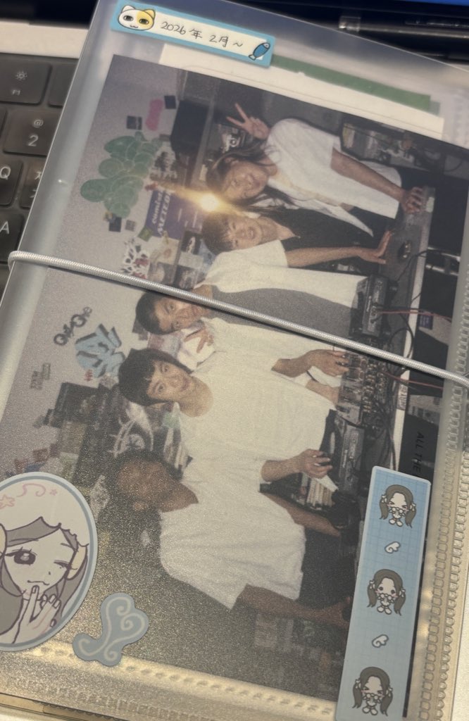 vpdlqhfltt's tweet photo. (초멘 실례합니다..!)
저는 1. 티켓 안 접고 그대로 보관 가능한 비율의 포켓 2. 한 손에들고다닐 수 있는 컴팩트한 크기 3. 표지 꾸밀 수 있도록 표지포켓 있는 깔끔한 디자인 4. 벌어지니까 끈도 있는.. 티켓북 찾다가
< 아이코닉 콜렉트 티켓북 > 쓰고 있는데 너무 잘쓰고 있습니당 ㅎㅎ 추천합니닷 https://t.co/qNzfRRa4vr