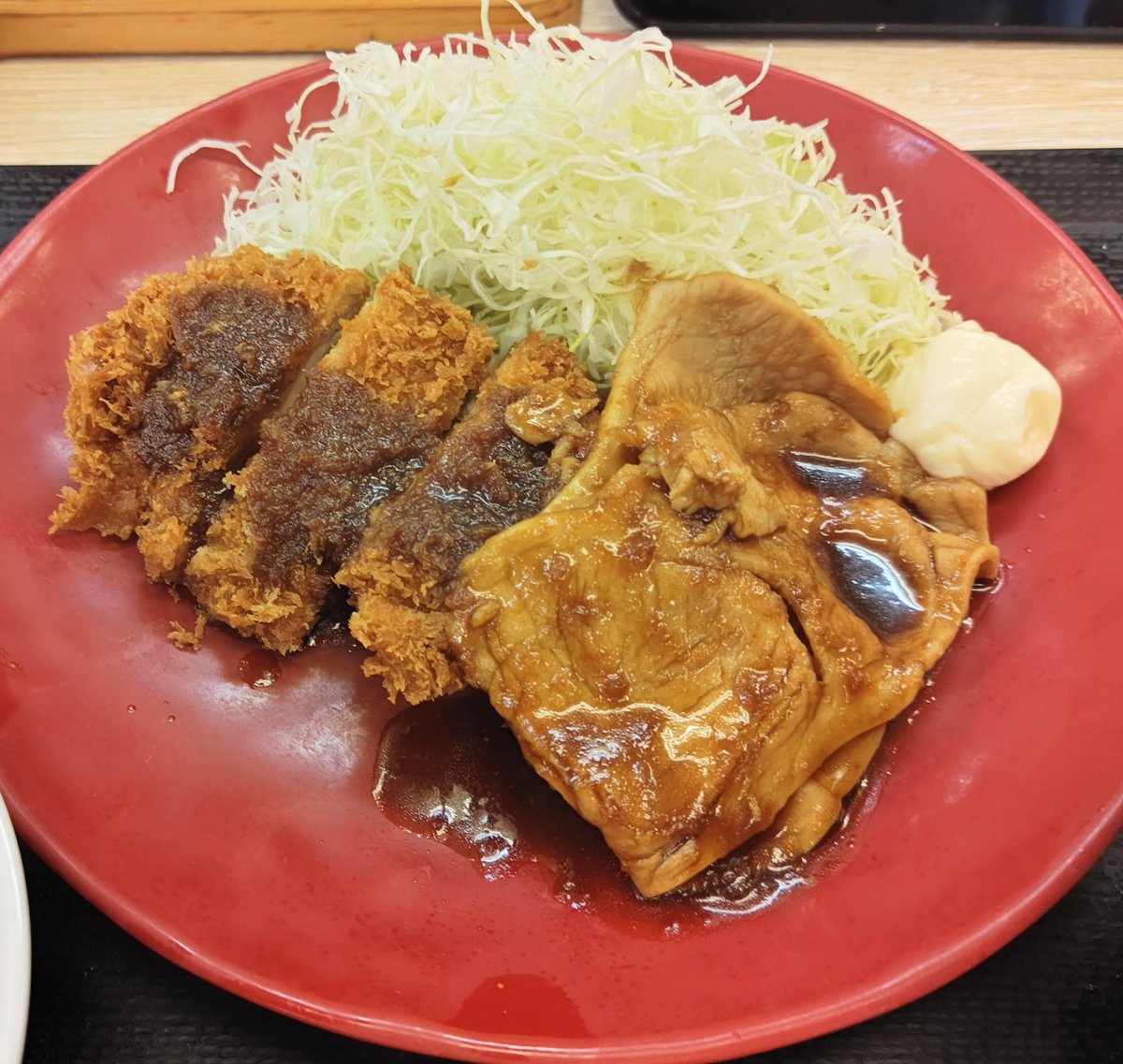 schaft777's tweet photo. こんばんは🌙.*·̩͙ 今日の夕食はかつやにて 豚の生姜焼きとチキンカツの盛合せ定食なり
 #蒲田
 #かつや
 #しょうが焼き
 #チキンカツ https://t.co/bMEX7Habdh