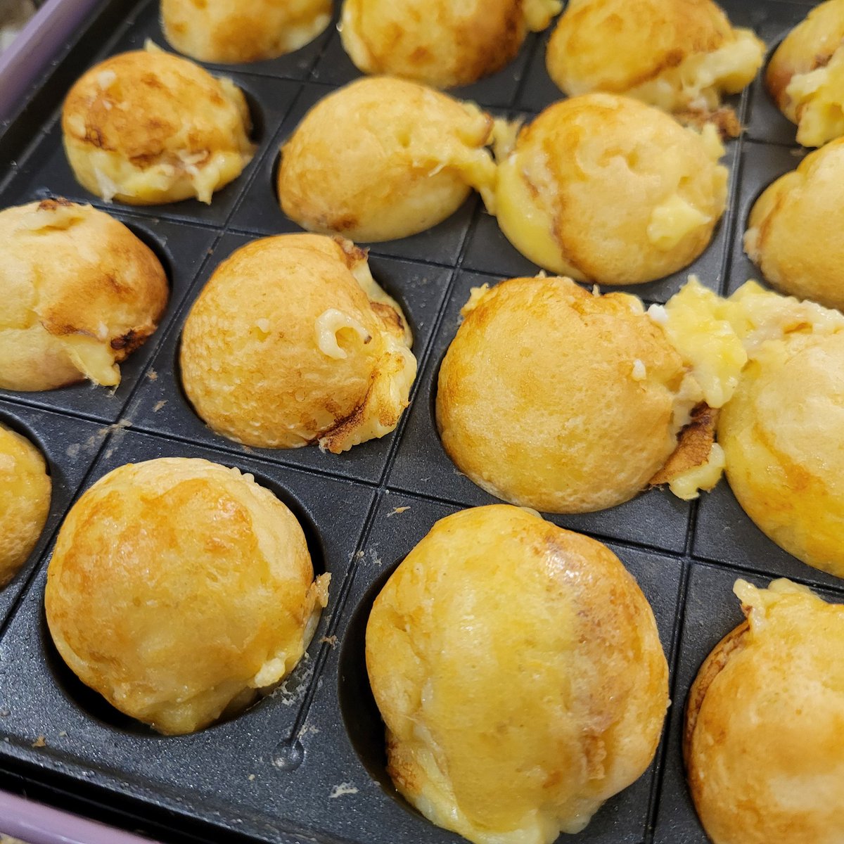 ff14lily's tweet photo. たこ焼き食べたいおばけ🐙に取りつかれたミニのすけが騒ぐので
なぜかたこ焼きを作っている( ꒪⌓꒪)
タコなど突然言われてもないので
ウインナー入れたよ_(:3｣ ∠ )_ https://t.co/tD7rl6C0Y1