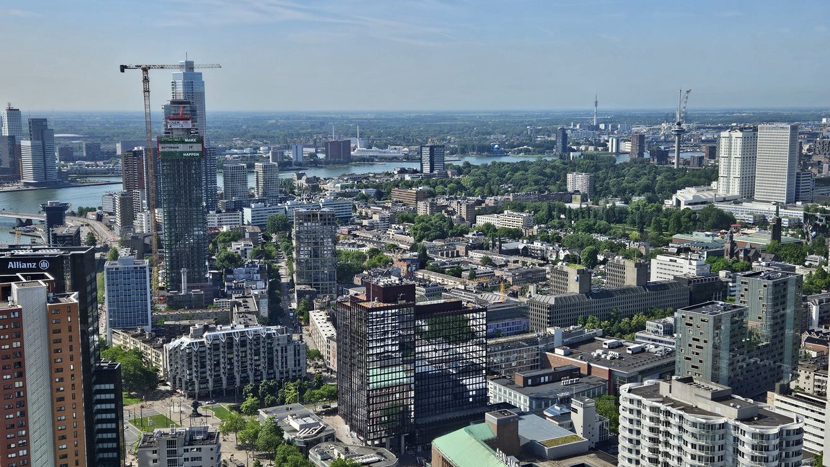 Hansvanputten01's tweet photo. Rotterdam vanaf grote hoogte en uitzicht op de rivier is geweldig https://t.co/jl6bxlb8Qv