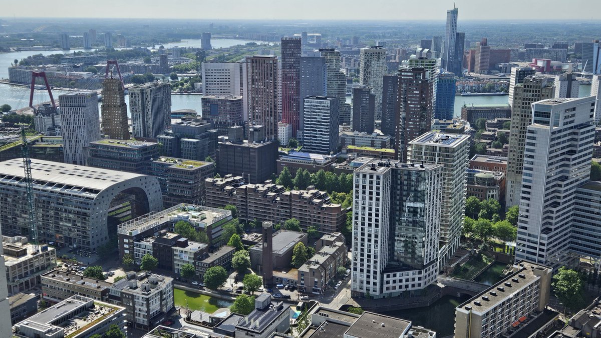 Hansvanputten01's tweet photo. Rotterdam vanaf grote hoogte en uitzicht op de rivier is geweldig https://t.co/jl6bxlb8Qv