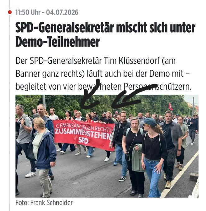 streitbareKatze's tweet photo. „Unser Land geht den Bach runter und die Leute haben nichts Besseres zu tun, als eine Partei zu bekämpfen, die nicht einmal in der Regierungsverantwortung steht und die deswegen auch keine Schuld trifft. Das zeigt doch, wie viele dumme und schlecht informierte Wähler wir in Deutschland haben, die jedes Mal die Schuldigen weiter wählen, obwohl sie schon des Öfteren belogen wurden und mit einer Jagd auf Rechts von den eigentlichen Schuldigen abgelenkt werden. Das Volk muss dumm gehalten werden, weil Dumme sich leichter regieren lassen. Die Geschichte wiederholt sich – nur dass dieses Mal die Faschisten die sind, die vorgeben, die Demokratie retten zu wollen.“