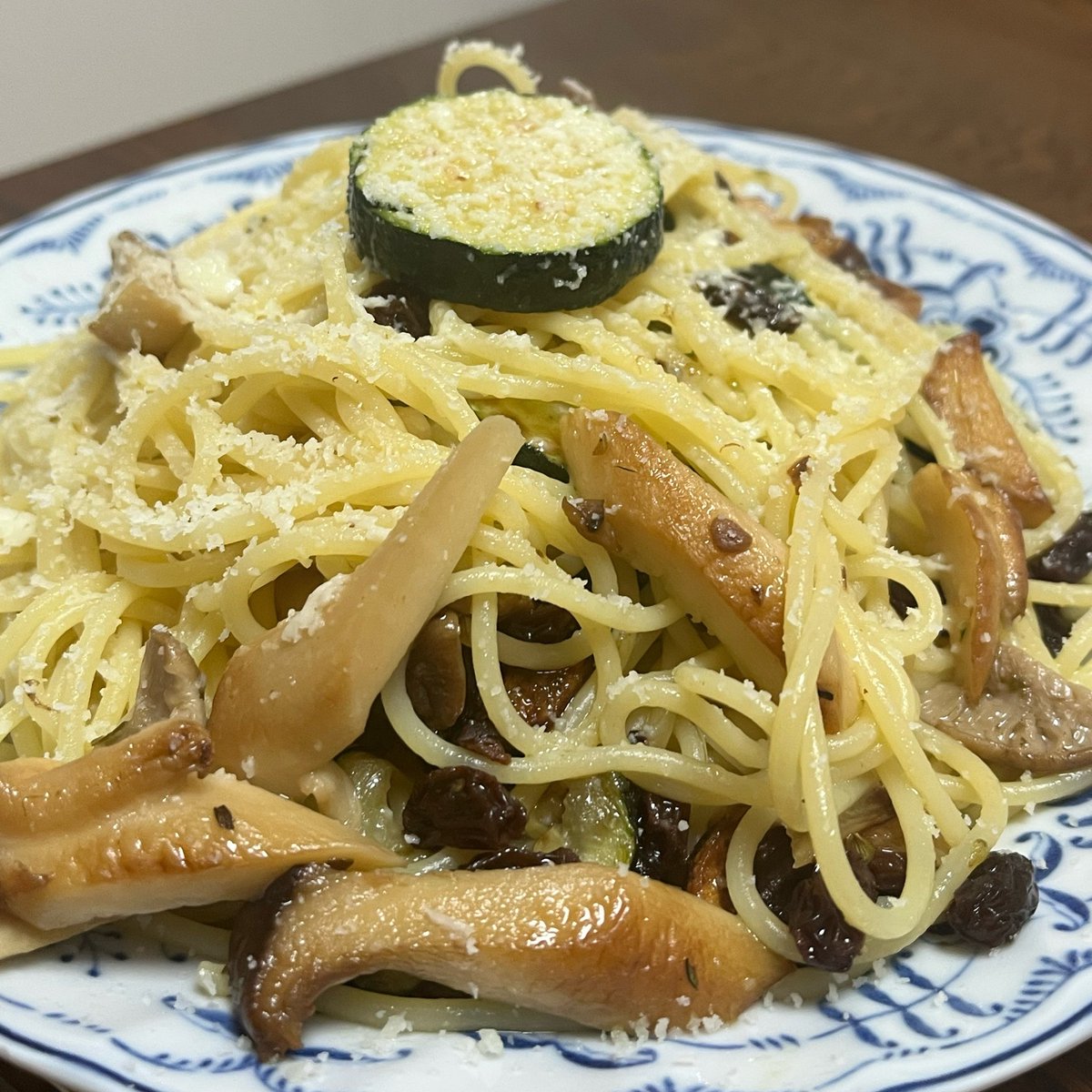 seiyan0141's tweet photo. 『ズッキーニとエリンギのパスタ』
ズッキーニをカリッと焼いて
つけあわせ的にエリンギを投入
今日は魚醤とほんだしこんぶだしで旨みを
このほんだしこんぶだしいいですね
26-87 https://t.co/zI7a4YpXGH