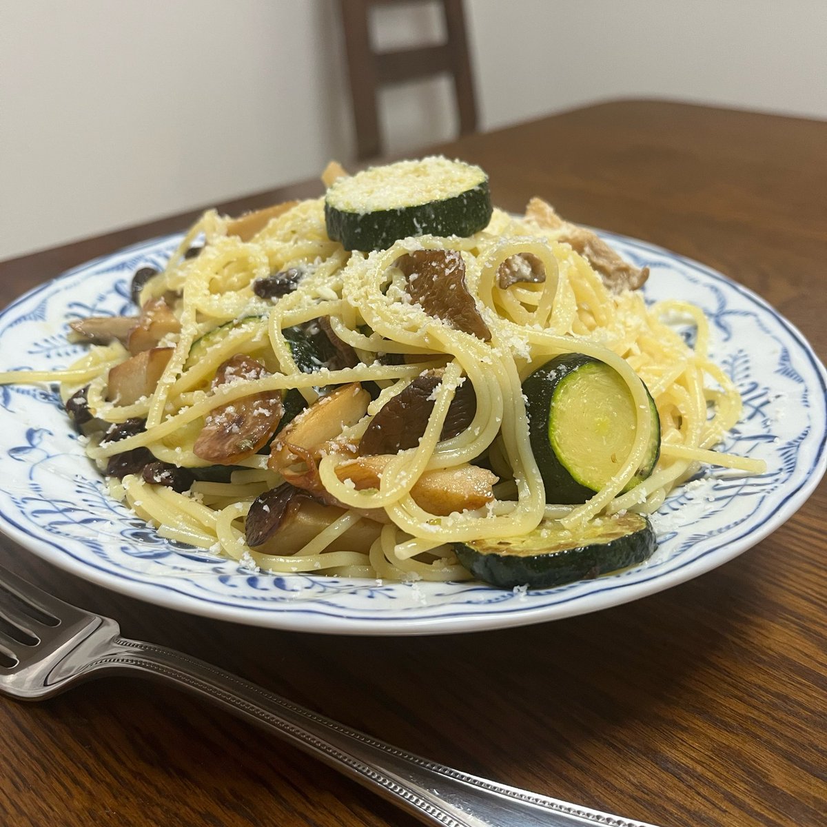 seiyan0141's tweet photo. 『ズッキーニとエリンギのパスタ』
ズッキーニをカリッと焼いて
つけあわせ的にエリンギを投入
今日は魚醤とほんだしこんぶだしで旨みを
このほんだしこんぶだしいいですね
26-87 https://t.co/zI7a4YpXGH