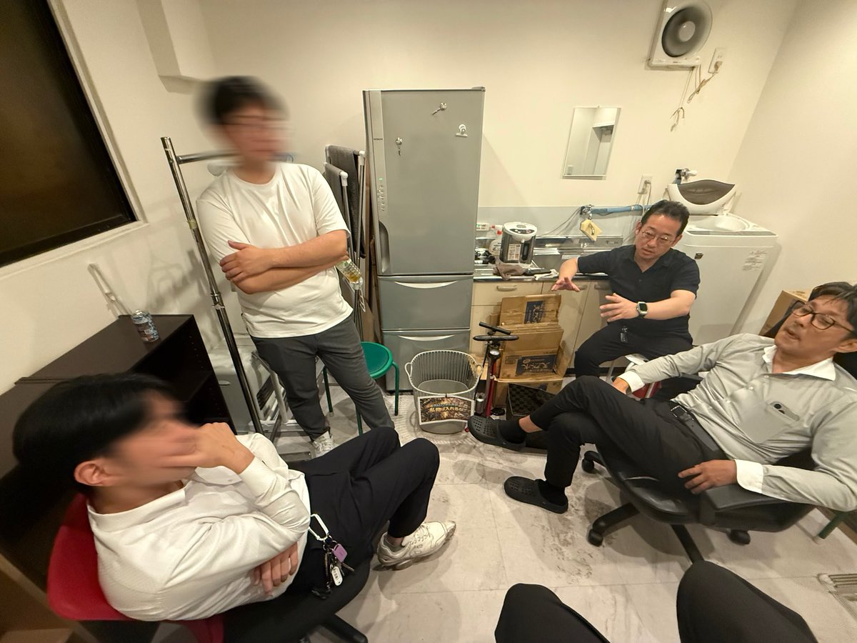 ogotopalace's tweet photo. バックヤードでの首脳会談

https://t.co/jjITmNeDzc

#スタッフ急募 https://t.co/WC4VMRHxrC