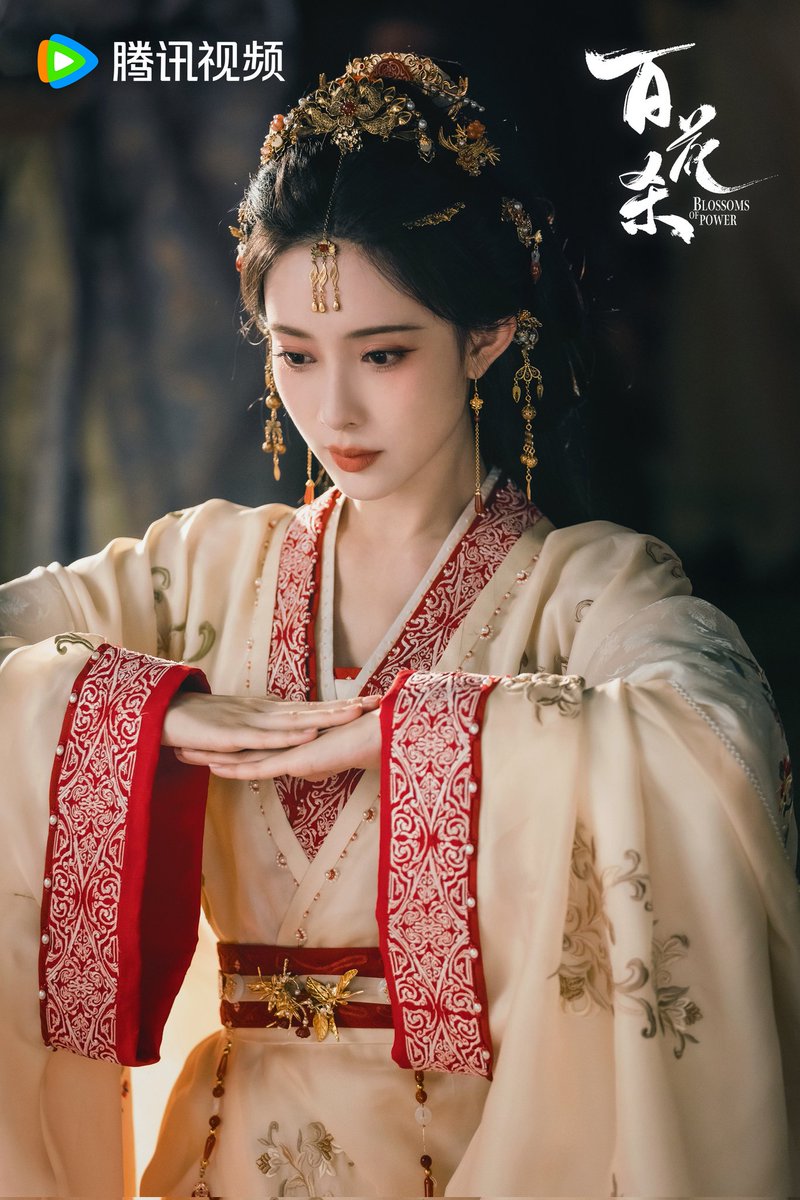 1k_happys's tweet photo. #BlossomsOfPower weibo update:

六影入繁花，岁岁揽韶华；
花间同驻足，朝朝常相伴。
#百花杀# 7月9日18点起，@腾讯视频 全网独播 https://t.co/W3GbVswlaH