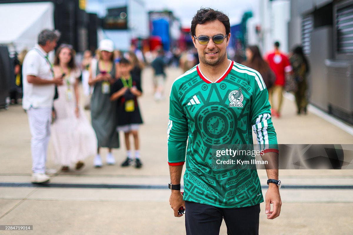 CadillacF1News_'s tweet photo. Checo has arrived in his Mexico jersey ahead of the race and their big clash against England tonight👀🇲🇽 https://t.co/YeJ5PlCxOp
