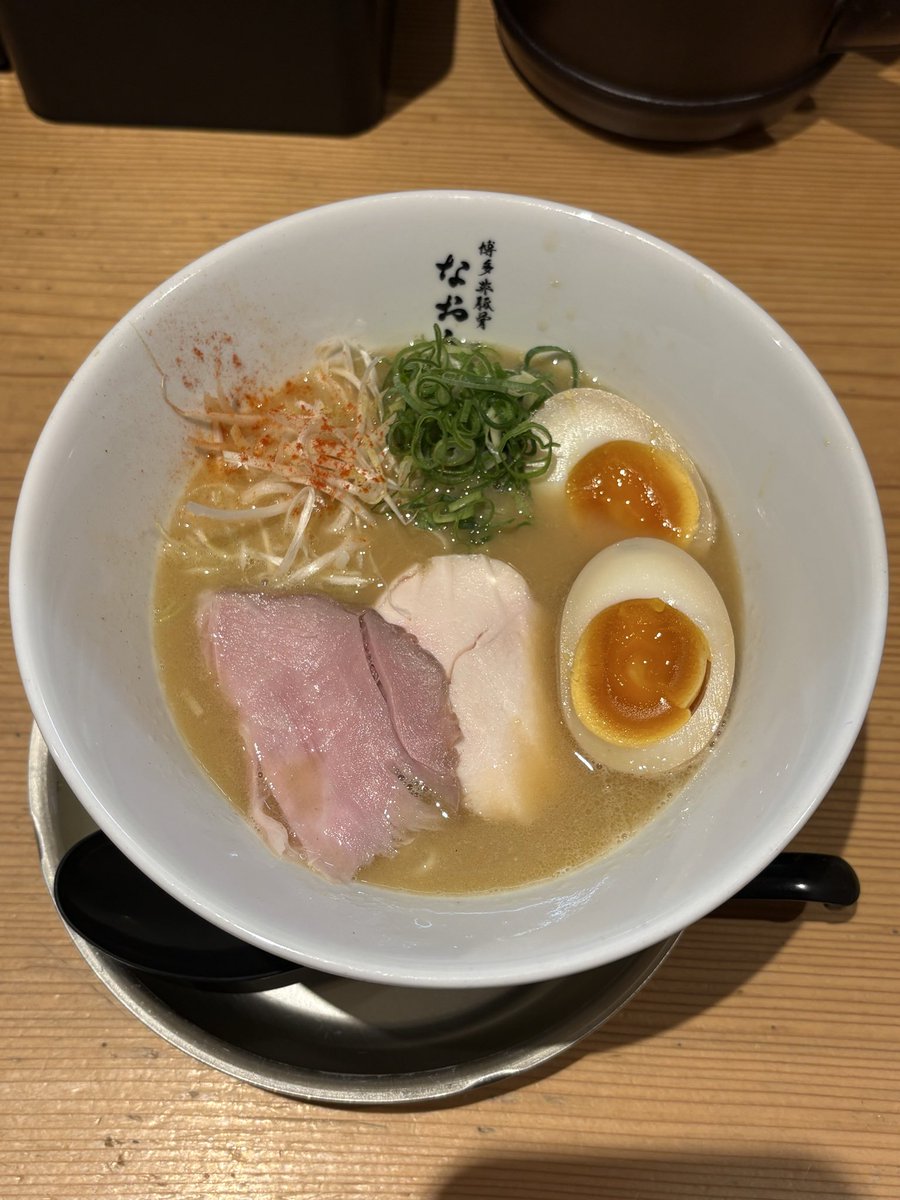 foagurazz's tweet photo. 今日は二代目一幸舎🍜
カウンター10席のみ！きれいな店内で女性のお客さんも多かった！
あとは以前食べた鶏白湯ラーメンと立ち食いラーメン！
#ラーメン https://t.co/br3cqXUgSQ