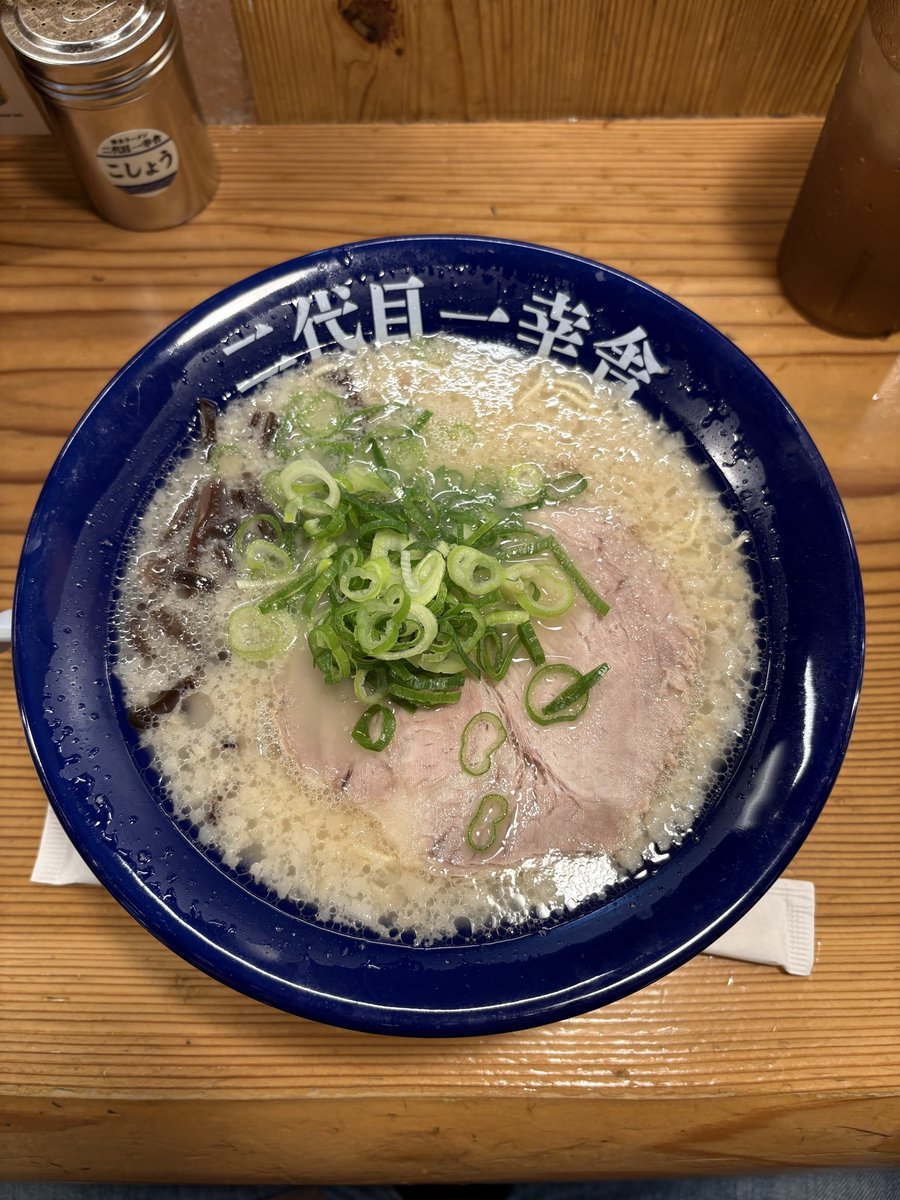foagurazz's tweet photo. 今日は二代目一幸舎🍜
カウンター10席のみ！きれいな店内で女性のお客さんも多かった！
あとは以前食べた鶏白湯ラーメンと立ち食いラーメン！
#ラーメン https://t.co/br3cqXUgSQ
