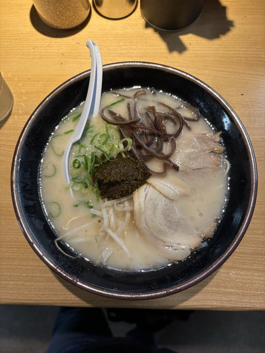 foagurazz's tweet photo. 今日は二代目一幸舎🍜
カウンター10席のみ！きれいな店内で女性のお客さんも多かった！
あとは以前食べた鶏白湯ラーメンと立ち食いラーメン！
#ラーメン https://t.co/br3cqXUgSQ