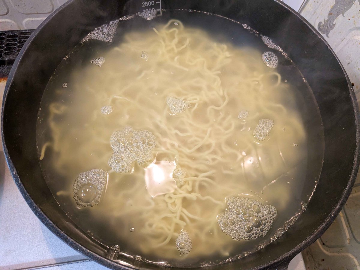 purinia2015's tweet photo. 大量なお湯で麺を茹でる！
チャーシューの漬けダレ大匙２、薄口しょうゆ大匙1/2、焦がしネギを入れてだし汁入れて醤油スープ完成！ https://t.co/jaEEnZU36Y