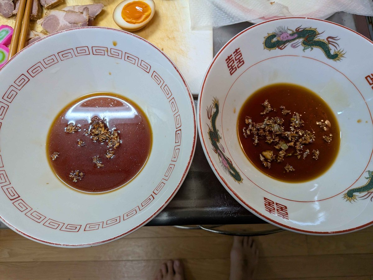 purinia2015's tweet photo. 大量なお湯で麺を茹でる！
チャーシューの漬けダレ大匙２、薄口しょうゆ大匙1/2、焦がしネギを入れてだし汁入れて醤油スープ完成！ https://t.co/jaEEnZU36Y
