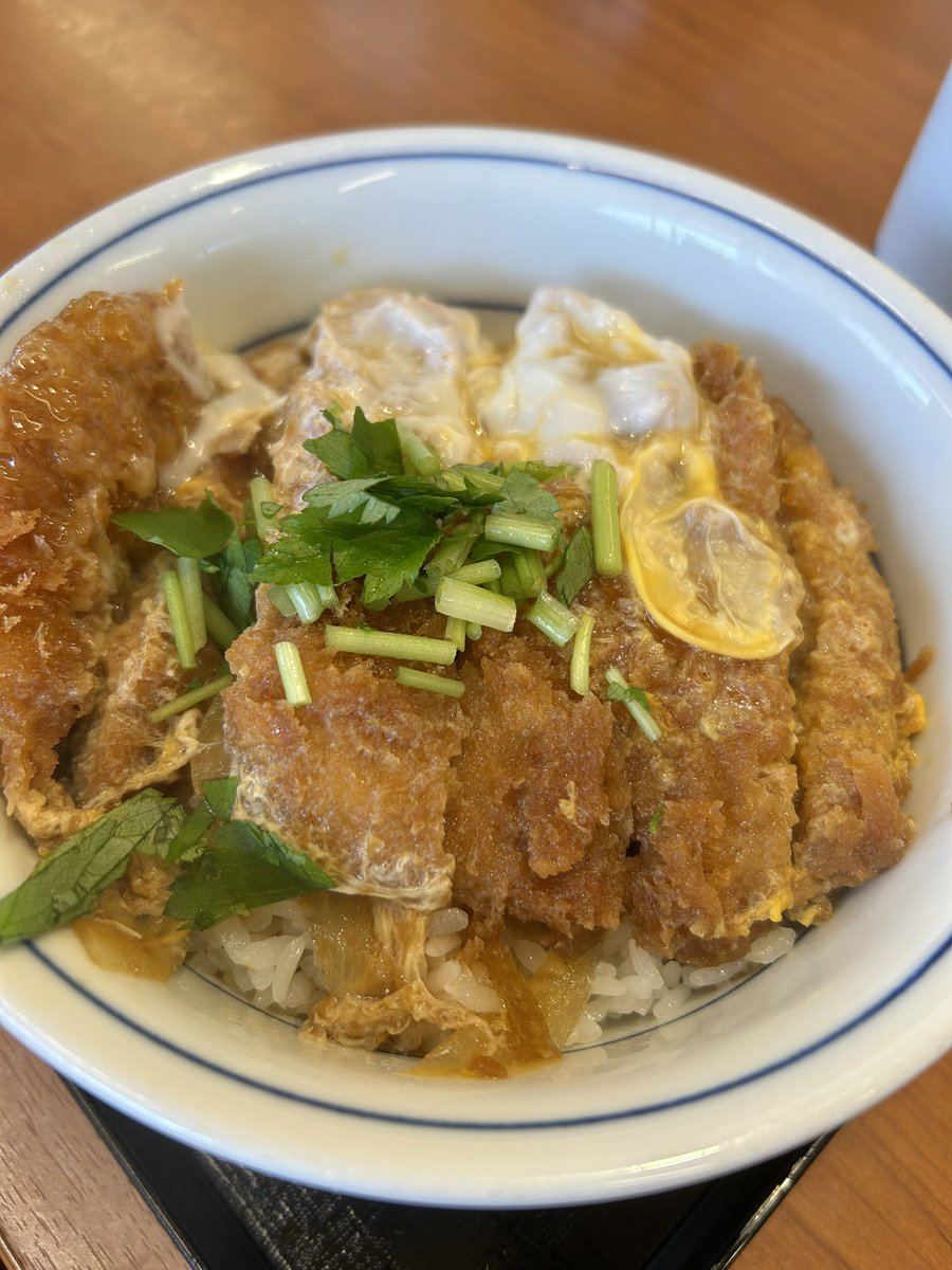 LaylaNANA10's tweet photo. 昨日子供達とかつ屋さんへ🧒🏻 🧒🏻 🐷
カツカレー
カツ丼
ソースカツ丼✨✨
3人でしっかり完食しました😋
たまには贅沢もいいよね☘️ https://t.co/xaq5pC6FD4