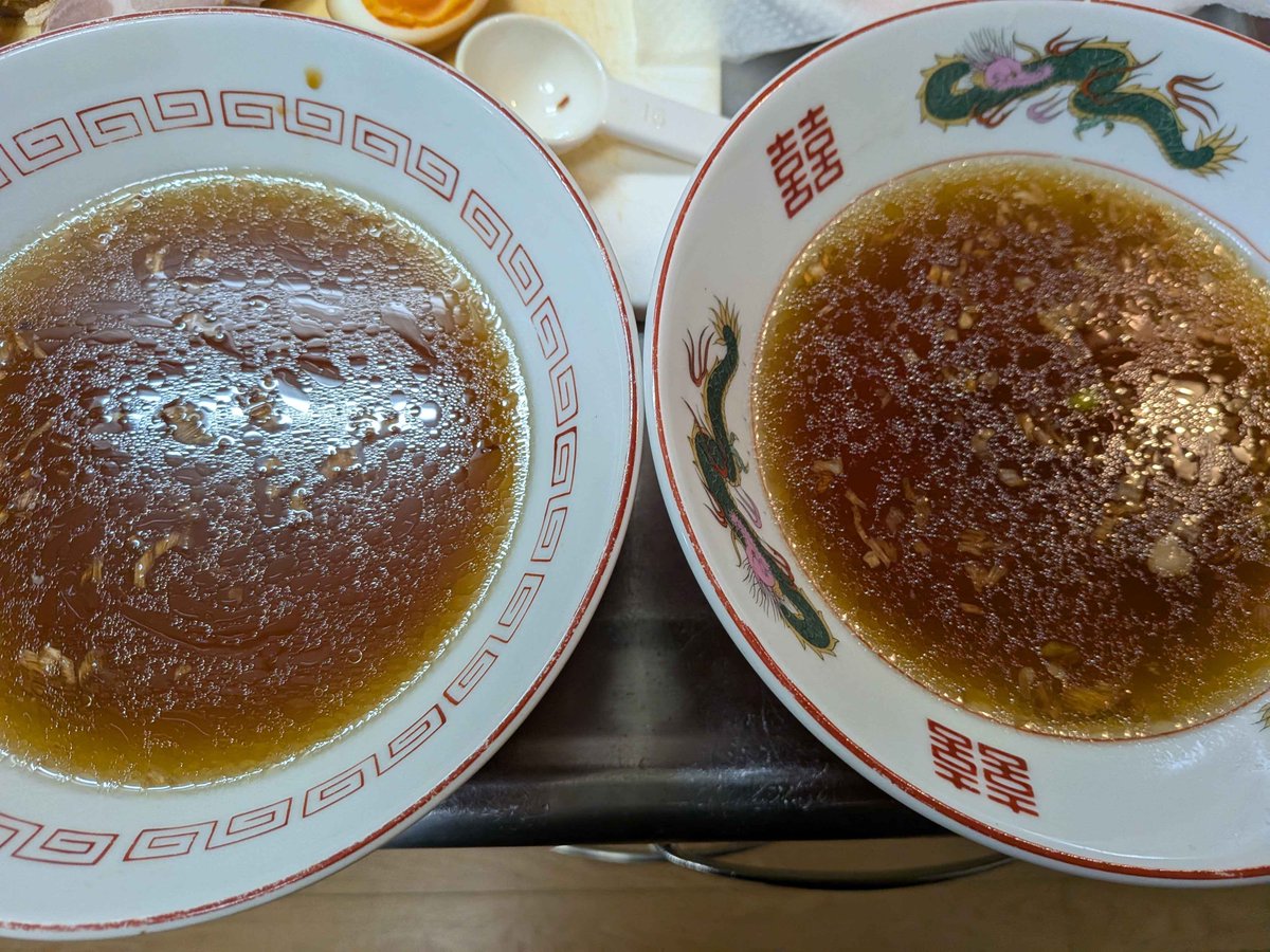 purinia2015's tweet photo. 大量なお湯で麺を茹でる！
チャーシューの漬けダレ大匙２、薄口しょうゆ大匙1/2、焦がしネギを入れてだし汁入れて醤油スープ完成！ https://t.co/jaEEnZU36Y