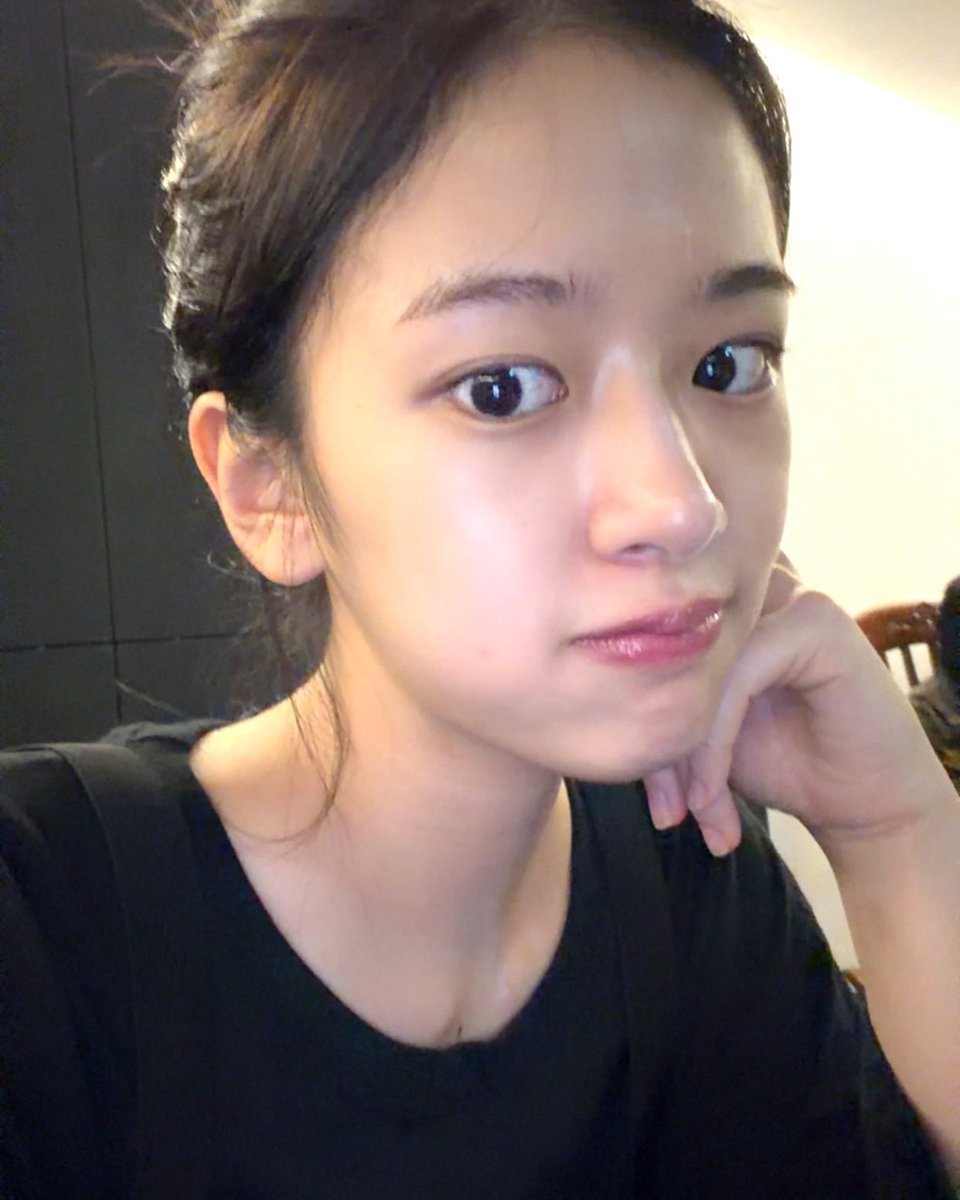 901x831's tweet photo. 연애? 관심없고. 연하? 더 관심없고. 워커홀릭 장변호사랑
할머니 소원이라니까 장단맞추러 나온 갓스무살 안대딩 보고싶음

어른들 앞에서는 싱긋 웃으면서 사람 좋은척하던 장변호사 안대딩이랑 둘이 남겨지자마자 표정 싹 지우고 핸드폰만 보실거같지 https://t.co/hfHu3NzoK8