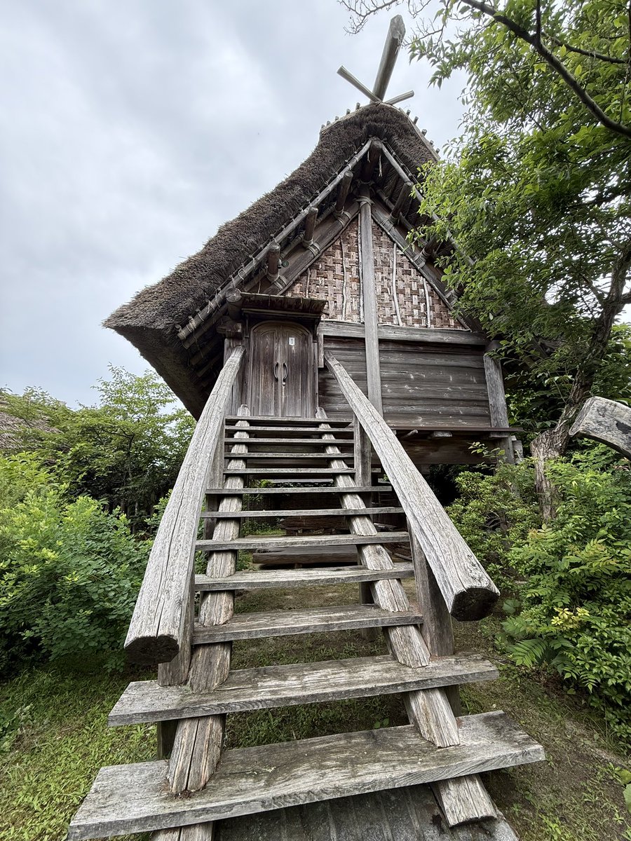 s_i_s_i_n's tweet photo. 高床式倉庫に泊まってきました。
隣は古代風の宮殿！ https://t.co/Eg708mBbau