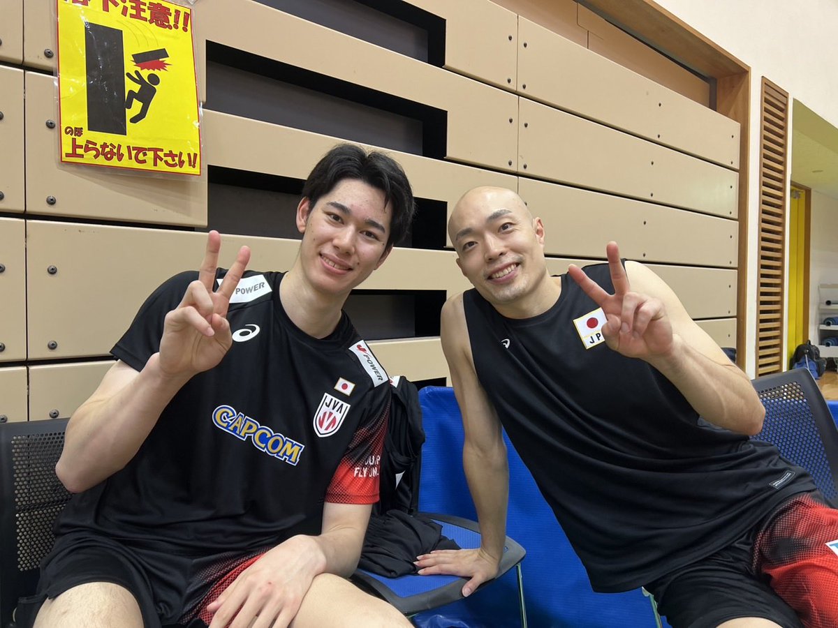 TBSvolleyboo's tweet photo. ／
男子🇯🇵沖縄合宿3日目🌺🏐
＼

今日は公開練習日😊🫶🫶 地元・沖縄でバレーボールに励む子どもや親御さん約1300人が会場に集まり会場は大盛り上がり👏

選手たちの迫力あるプレーや世界トップレベルの技術を目の当たりにし子どもたちは驚きと憧れの表情を浮かべていました😊

練習後に #石川祐希 選手 #甲斐優斗 選手 #深津英臣 選手の写真をパシャリ😏

#バレーボールネーションズリーグ
日本ラウンド🌈女子開幕戦🌈
8日（水）夜7時生中継
🇯🇵日本vsブラジル🇧🇷
【解説】 #栗原恵 さん
【実況】 #熊崎風斗 アナ
【スタジオ&副音声】
#木村沙織 さん
#原嘉孝さん（timelesz）
#御手洗菜々 アナ

15日（水）夜7時生中継
日本ラウンド🌈男子開幕戦🌈
🇯🇵日本vsイタリア🇮🇹
【解説】 #柳田将洋 さん　
【実況】 #新夕悦男 アナ
【スタジオ&副音声】
#清水邦広 さん
#原嘉孝さん（timelesz）
#御手洗菜々 アナ