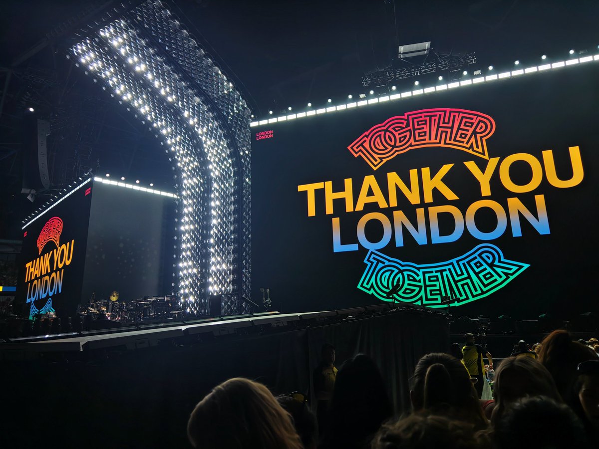 rhodibus's tweet photo. È stato molto emozionane e non solo il concerto, ho conosciuto delle bellissime persone, fatto pazzie post live, grazie Harry 🩷 https://t.co/34Psry3SOa