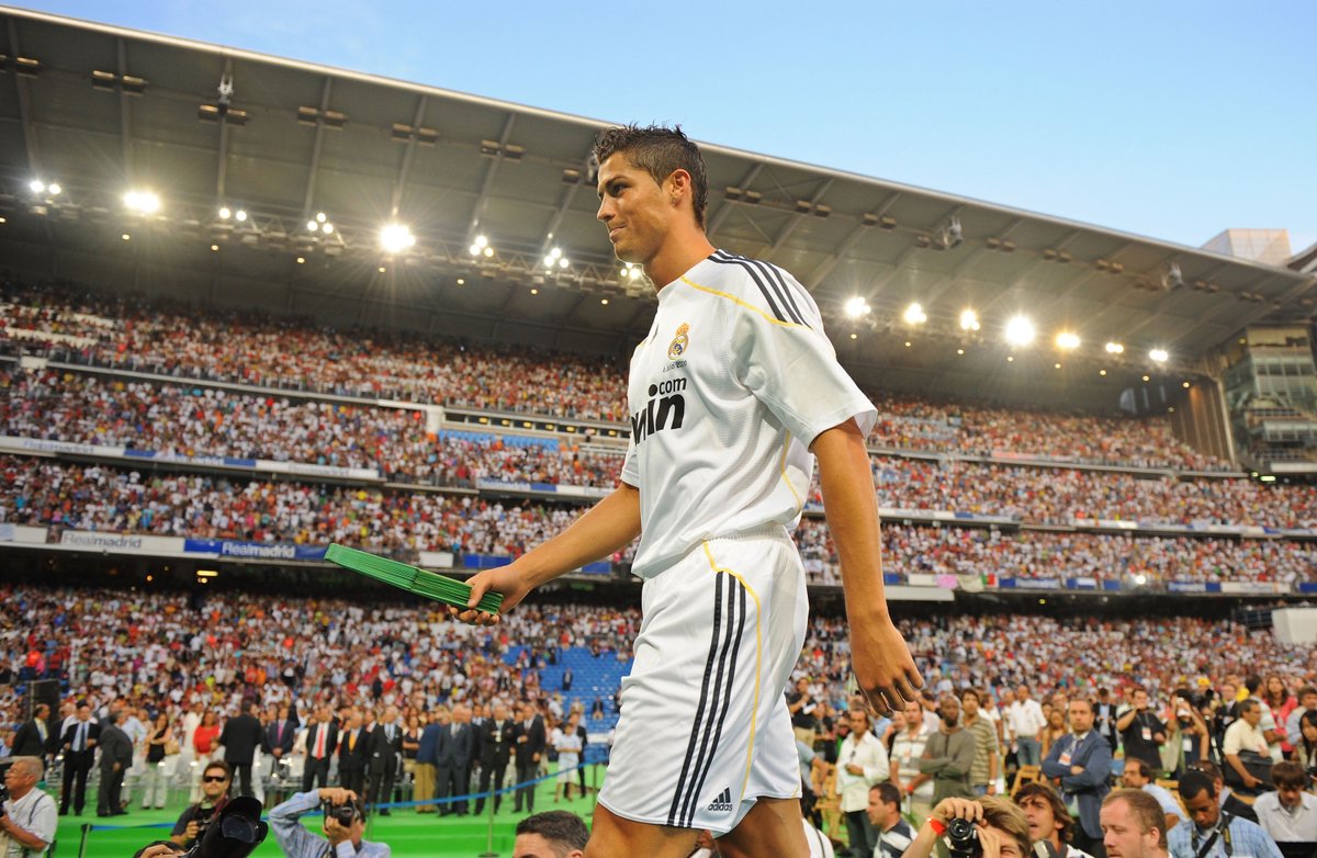 LigadeCampeones's tweet photo. 📅 #TalDíaComoHoy en 2009...

🤍 @Cristiano llegaba al Bernabéu 

#UCL https://t.co/4mgEwBzA7E