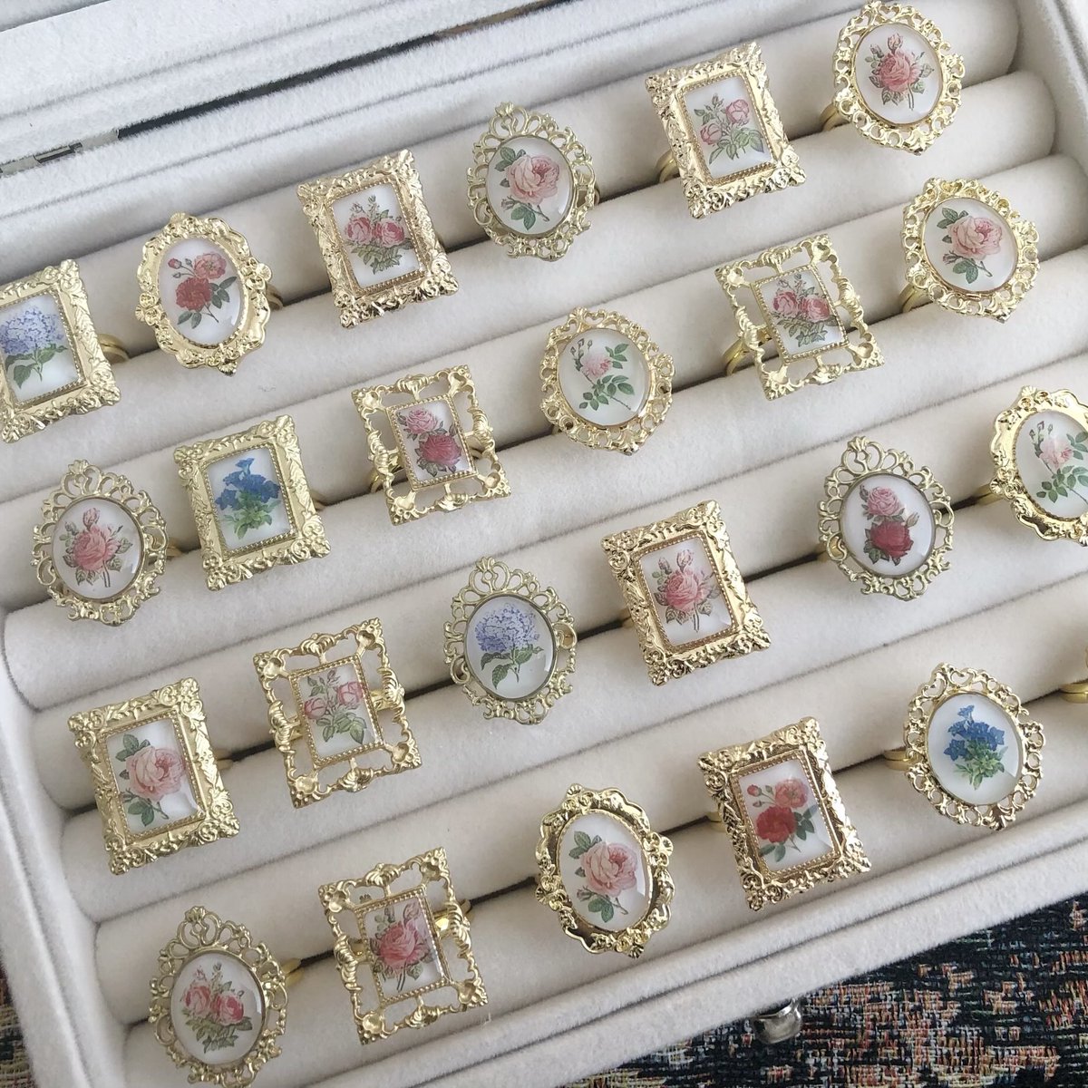bandaido4545's tweet photo. BASEにて一緒にこの辺も再販してます〜✨
リングガチャは2度目、3度目の購入の方はBASEのメッセージでお持ちのリングの画像をいただけたら被らない柄でお送りしますので気軽におっしゃってください〜⭐️

#ハンドメイドアクセサリー https://t.co/qBeaUiCsQe