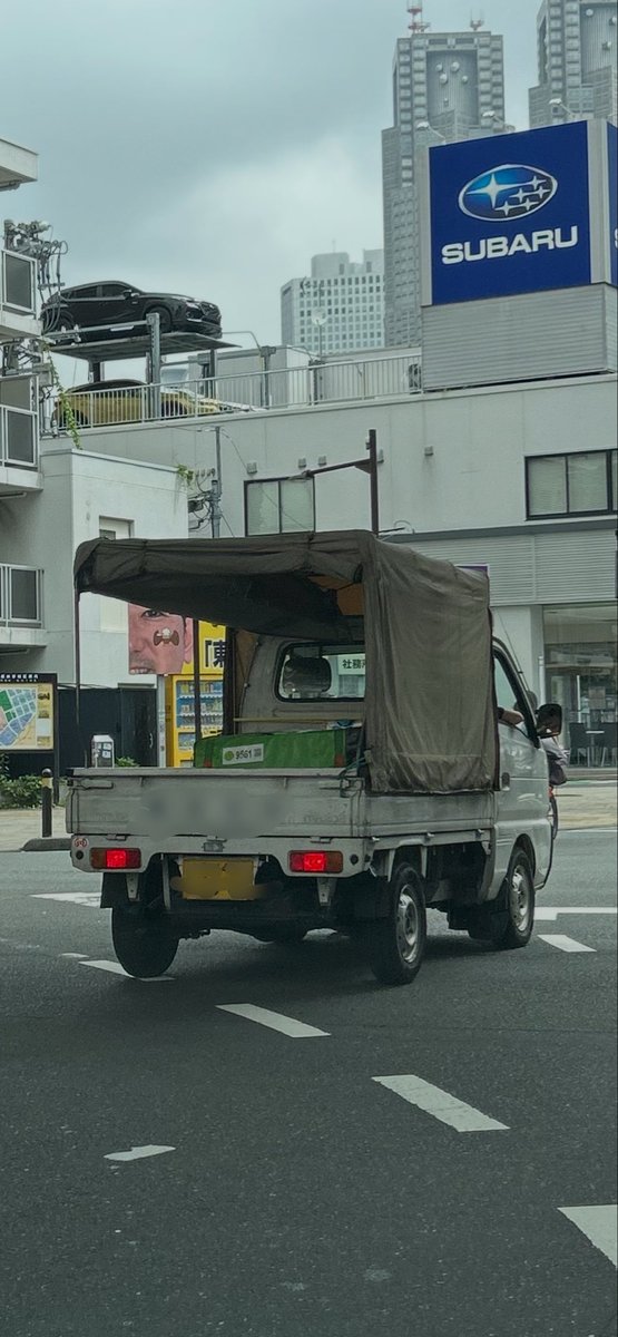 tomonari_masuko's tweet photo. いや、だってこれよ？

しかも、用件伝えて電話番号入れて『12時間以内に連絡します』言うてるAmazonから一切連絡なし。

問題はこのドライバーもだけど、Amazonそのものよ。法律違反だってのに対応しないのは片棒担いでるのと同じ。

これ以上、日本の物流壊さんでほしい。シンプルに邪魔。 https://t.co/O5IPkQDcCd