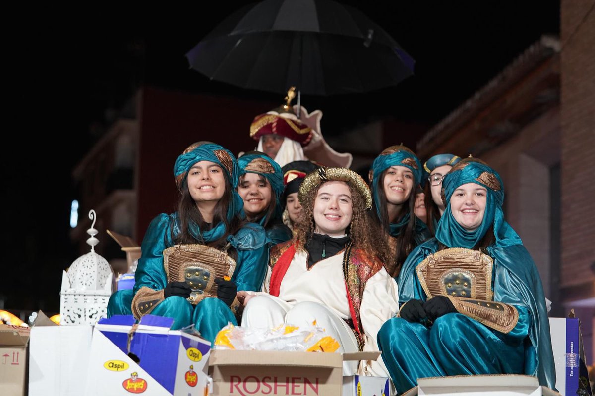 SagredoMarco's tweet photo. Rocío, Celia, i vosaltres també, Cristina, Tamara, Bárbara, Rocío, Paula, Amparo, Laura, Alba, Elsa, Nuria, Sophie, María, Yanira, Ariadne, Cecilia i Mireia… ja formeu part de la història del nostre poble, de la nostra estimada Ciutat del Foc 🔥

Heu sigut un grup extraordinari d’ambaixadores de Paterna, portant el nom del nostre poble i de les nostres Falles amb orgull, elegància i un somriure que sempre quedarà en el record 😍

Gràcies pel vostre compromís, per la vostra estima i per la passió amb què heu viscut i representat les nostres Falles, les millors del món ❤️🔥

Gràcies també a les vostres famílies, perquè darrere de cadascuna de vosaltres hi ha hagut un exemple d’amor, dedicació i treball incansable🤗

Ha sigut un autèntic honor acompanyar-vos en este viatge tan bonic i tan important per a la nostra gent i per a la nostra terra 💙❤️💛

Estic segur que este temps quedarà per sempre gravat en els vostres cors, igual que vosaltres heu deixat una empremta inesborrable en el cor de Paterna 🔥

Visquen les Falleres Majors de Paterna 2026 i les seues Corts d’Honor! ❤️😘