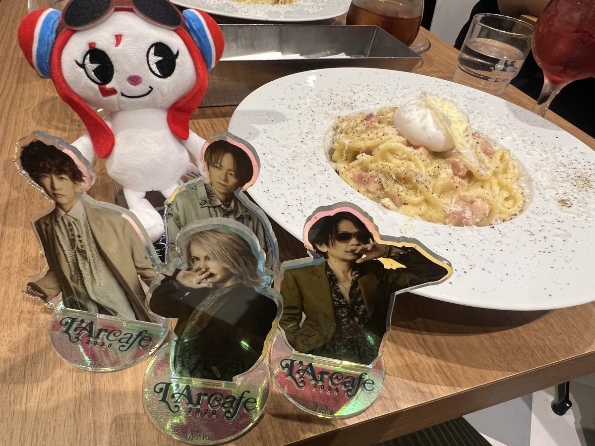 HoneyCake0803's tweet photo. お友達とカフェ巡りの充実した1日ー🤗💕
楽し楽し♡
いつものぬいを忘れて急遽買ったオーロラなアクスタが写真映していい感じ🌟

 #ラルクアンシエル
 #ラルカフェ2026
 #YonchomeCafe https://t.co/USSA8yEs83