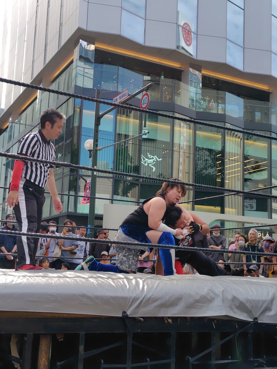 inasenn1700's tweet photo. 木本選手
VS
力丸選手

#四番街まつり
#EWAアマチュアプロレス https://t.co/K8oMLzNWnj