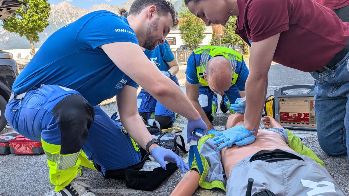oewf's tweet photo. #ScienceSunday 🚑 Before you can simulate a Mars mission, you need to know how to help in an emergency. Our new Analog Astronauts trained in First Aid, Electronics Basics, Planetology, Delta Suit &amp; Aouda suit operations—essential skills for life in isolation. #OeWF https://t.co/K0JsKbbOlG