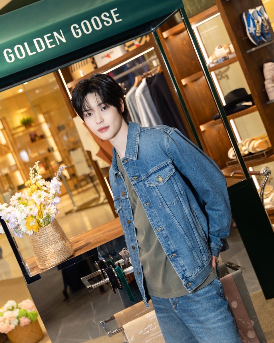 Siam_Paragon's tweet photo. TATA จาก SMTR25 กับการนำเสนอลุคแบรนด์ดังสัญชาติอิตาเลียน Golden Goose โดดเด่นด้วยดีไซน์สุดยูนีคที่ผสานความวินเทจกับความร่วมสมัยได้อย่างลงตัว มาพร้อมเสน่ห์ของการตกแต่งไอเทมโปรดได้ในสไตล์เฉพาะตัว

โดย TATA ได้ร่วมถ่ายทอดสไตล์แฟชั่นแบบไร้กรอบจำกัด และสัมผัสประสบการณ์สุดพิเศษผ่านแฟชั่นลักชัวรีชั้นนำ ณ ศูนย์การค้าสยามพารากอน

TATA AT SIAM PARAGON
#SiamParagonLuxuryxTATA
#TATA #타타 #SMTR25 #GoldenGoose