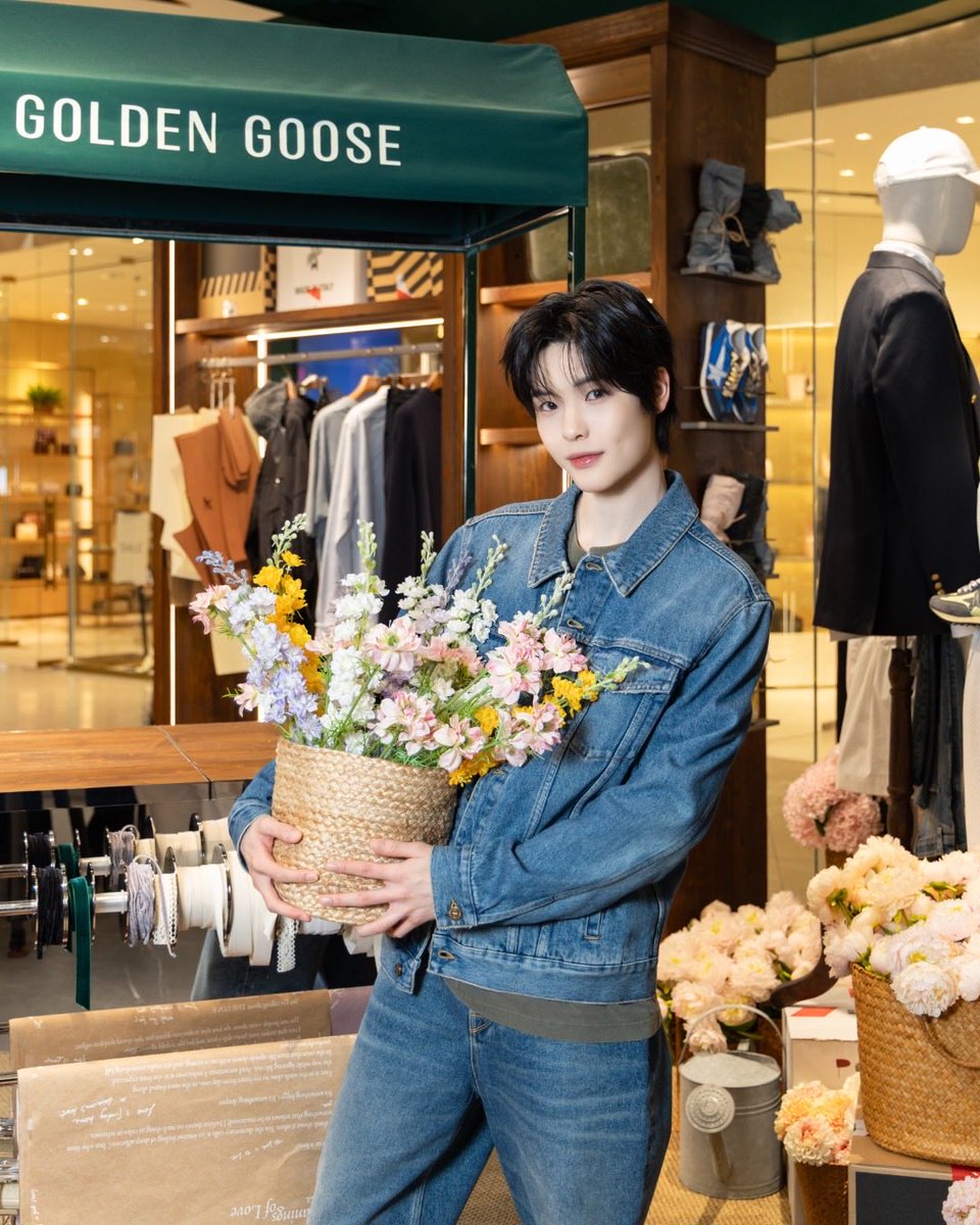 Siam_Paragon's tweet photo. TATA จาก SMTR25 กับการนำเสนอลุคแบรนด์ดังสัญชาติอิตาเลียน Golden Goose โดดเด่นด้วยดีไซน์สุดยูนีคที่ผสานความวินเทจกับความร่วมสมัยได้อย่างลงตัว มาพร้อมเสน่ห์ของการตกแต่งไอเทมโปรดได้ในสไตล์เฉพาะตัว

โดย TATA ได้ร่วมถ่ายทอดสไตล์แฟชั่นแบบไร้กรอบจำกัด และสัมผัสประสบการณ์สุดพิเศษผ่านแฟชั่นลักชัวรีชั้นนำ ณ ศูนย์การค้าสยามพารากอน

TATA AT SIAM PARAGON
#SiamParagonLuxuryxTATA
#TATA #타타 #SMTR25 #GoldenGoose