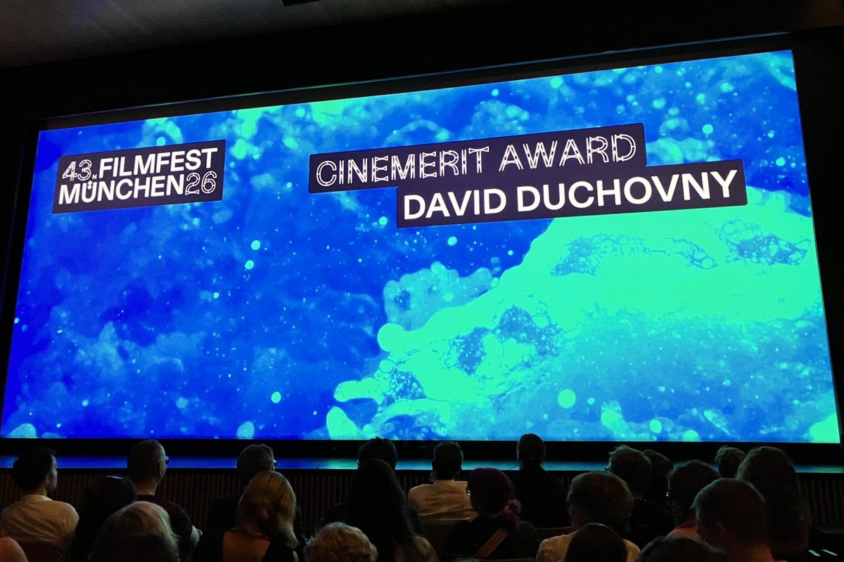 SingingLehrerin's tweet photo. Wir haben gestern David Duchovny bei der Verleihung des Cinemerit Awards auf dem Filmfest München auf der Bühne erlebt. 😍🤩 Anschließend lief die Internationale Premiere von I SEE YOU WHEN I SEE YOU von Jay Duplass. Guter Film über den Umgang mit Verlust. #ffmuc https://t.co/VLqKx0F4mb