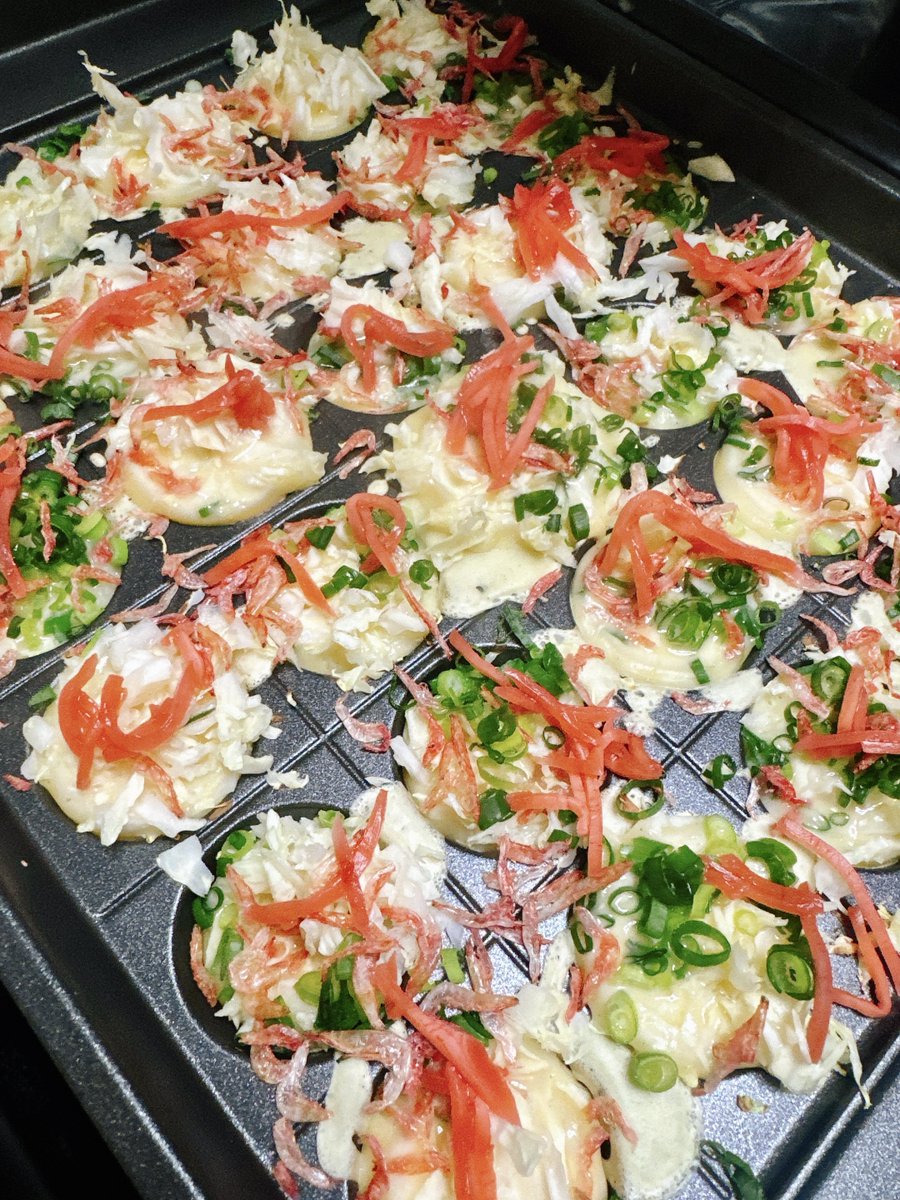 the_au_lait_'s tweet photo. たこ焼き職人人生1回目焼いて分かったけどもっと汁だくにしないとダメだｗｗｗｗ
半円たこ焼きになっちゃいそう🐙😭ｗ
次はもっと上手に焼けるかも！ https://t.co/7IQgPhBLOM