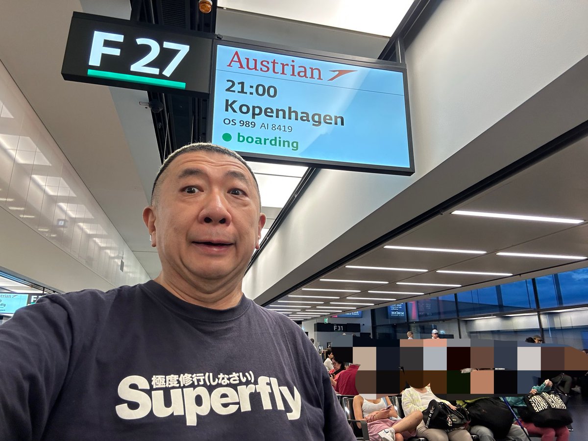 mambon's tweet photo. ☕️コーヒーは機内有料ですが、チョコレートは無料配布されました😋
#OS
#VIE
#A321
#A321100
#AustrianAirlines
@_austrian
#パラダイス山元の快適な空だけの旅 https://t.co/bF9xefr3Wk