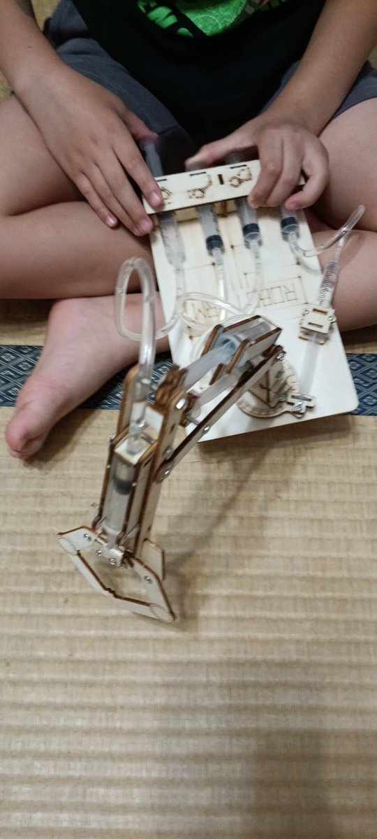 acbcamd's tweet photo. DAISOで売っている【組み立てて学ぶ】シリーズを初めて購入。
子供だけで組み立てをやらしてたら強引に組み立てたのか部品を破損（写真2枚目下側）。
小さいけど力が架かる重要な部品なので余ったランナー部分から切り出して（写真2枚目上側）なんとか直しましたw
せっかくの日曜日に何やってんだか。 https://t.co/CCfq3eVbiG