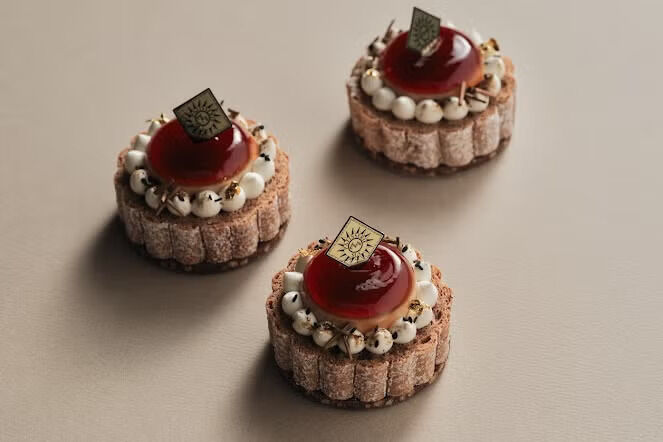 ellejapan's tweet photo. #ブリティッシュベイクオフ　を見て「シャルロット」が食べたくなったら！ ル ショコラ ドゥ アッシュやパティスリープレジレイルなど、日本の人気パティスリーの新作シャルロットをチェックして。

https://t.co/QrD7eO5vP1 https://t.co/fVSJmgbGT0