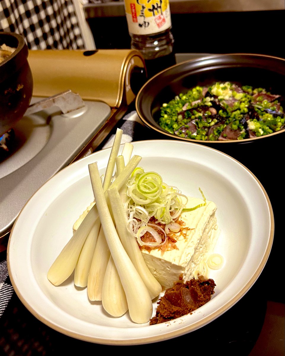 eat_abebe's tweet photo. エシャレット久しくぶりに食べました⭐︎
やっぱり美味しい♫

ちなみに一文字違いで
エシャロットというものがありますが、
それはニンニク風味の辛みの少ない玉ねぎの仲間の事です🧅

エシャレットはらっきょうの仲間というか、
確か若いうち収穫したらっきょう💭
酒の肴に最高です♫
#おうちごはん #鰹のたたき