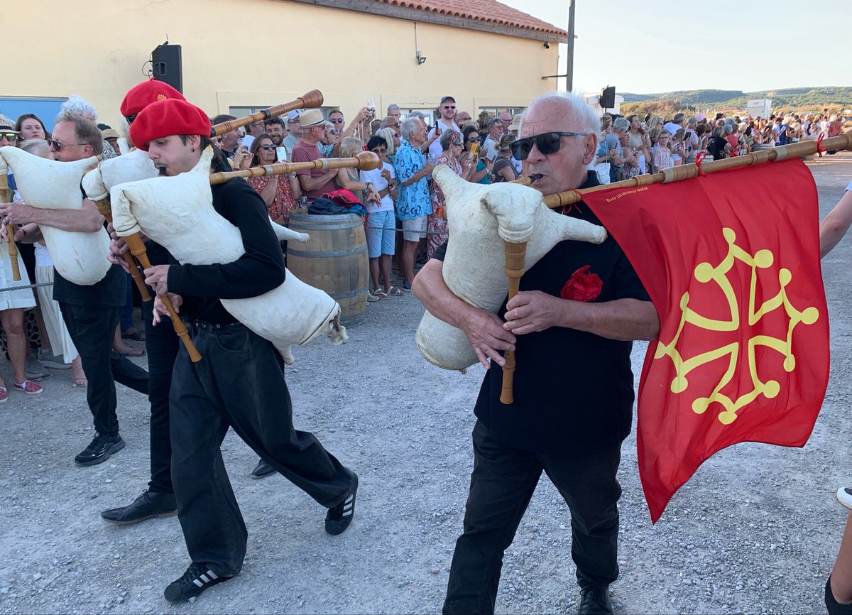 JMCambaceres's tweet photo. Un monde fou à la fête du sel des #SalinsdeGruissan, avec @PGabanou. Au pied des pyramides de sel,défilé ouvert par des musiciens joueurs de #boudègue ou #craba, cornebuse d’@Occitanie faîte en peau d’une chèvre entière.«Les sels de Gruissan» contre «la baleine d’@aigues_mortes». https://t.co/X5faeQt0Nd