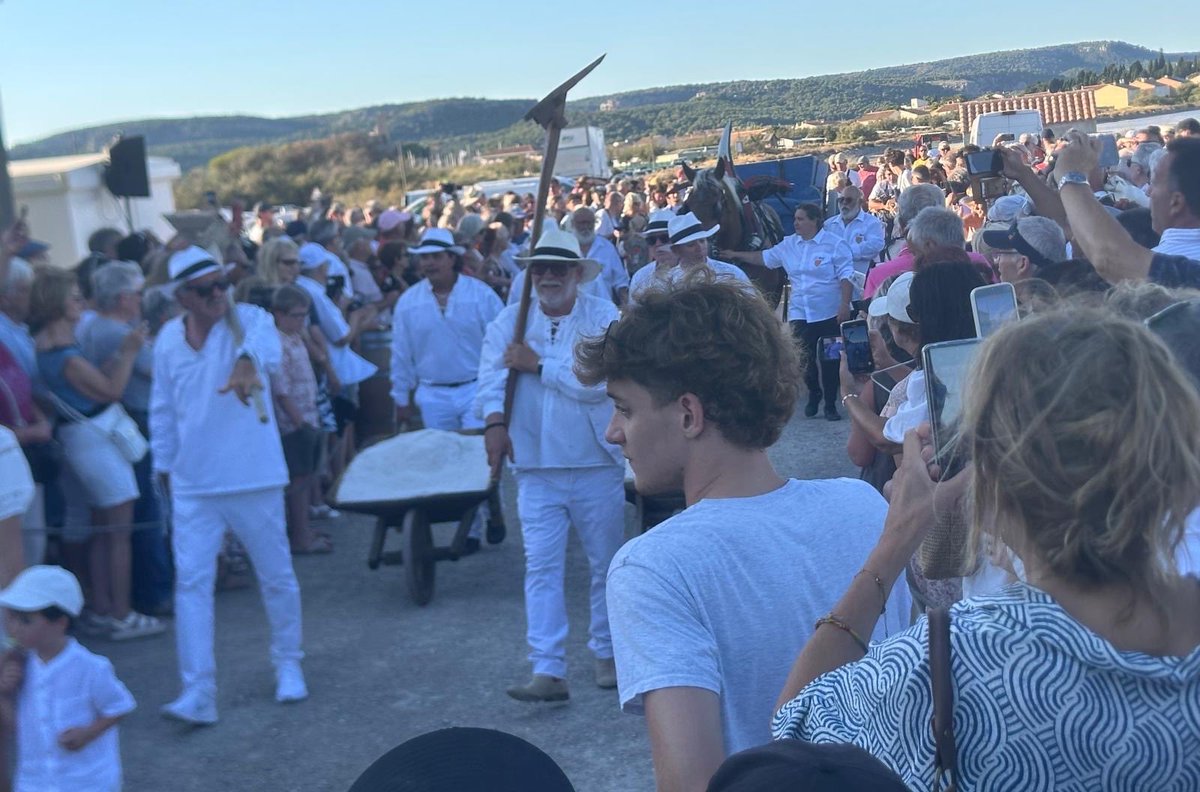JMCambaceres's tweet photo. Un monde fou à la fête du sel des #SalinsdeGruissan, avec @PGabanou. Au pied des pyramides de sel,défilé ouvert par des musiciens joueurs de #boudègue ou #craba, cornebuse d’@Occitanie faîte en peau d’une chèvre entière.«Les sels de Gruissan» contre «la baleine d’@aigues_mortes». https://t.co/X5faeQt0Nd