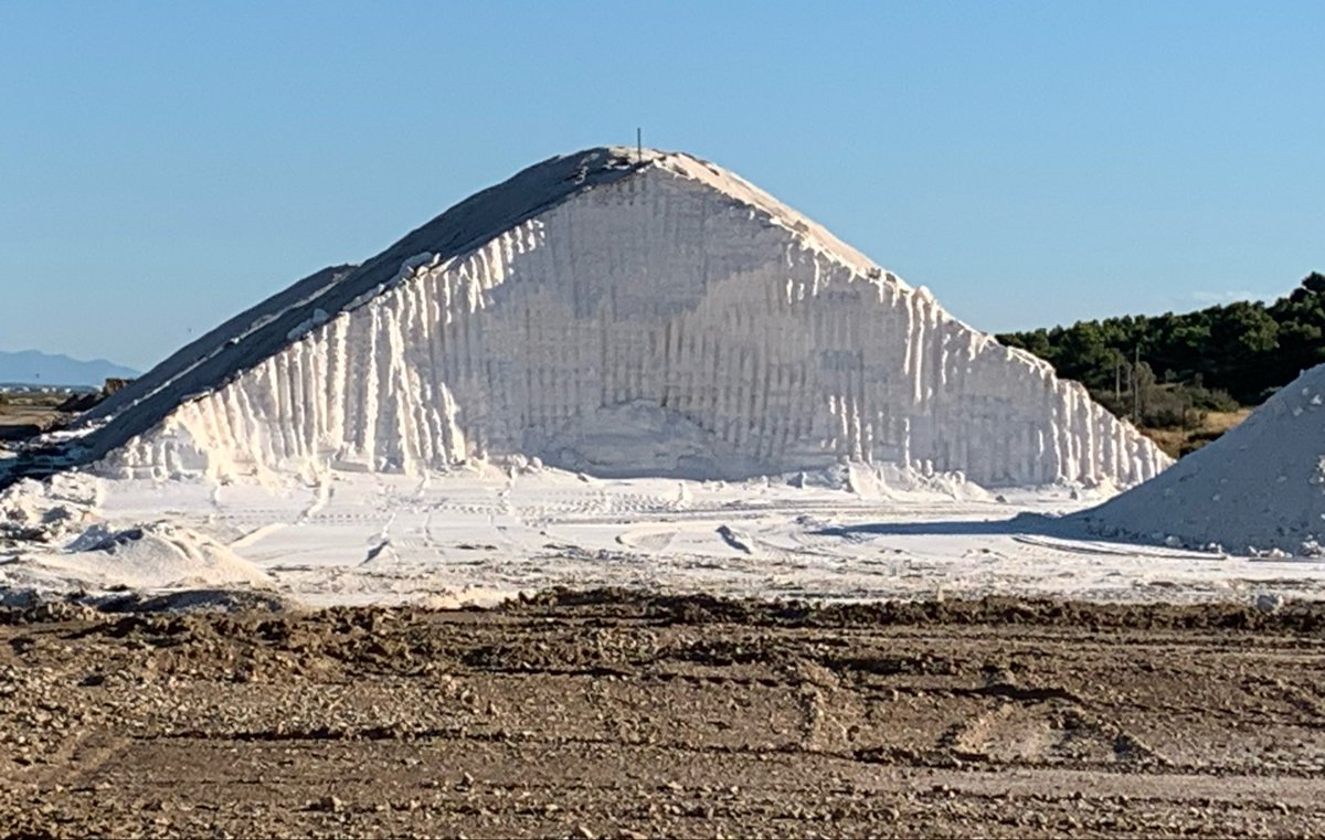 JMCambaceres's tweet photo. Un monde fou à la fête du sel des #SalinsdeGruissan, avec @PGabanou. Au pied des pyramides de sel,défilé ouvert par des musiciens joueurs de #boudègue ou #craba, cornebuse d’@Occitanie faîte en peau d’une chèvre entière.«Les sels de Gruissan» contre «la baleine d’@aigues_mortes». https://t.co/X5faeQt0Nd