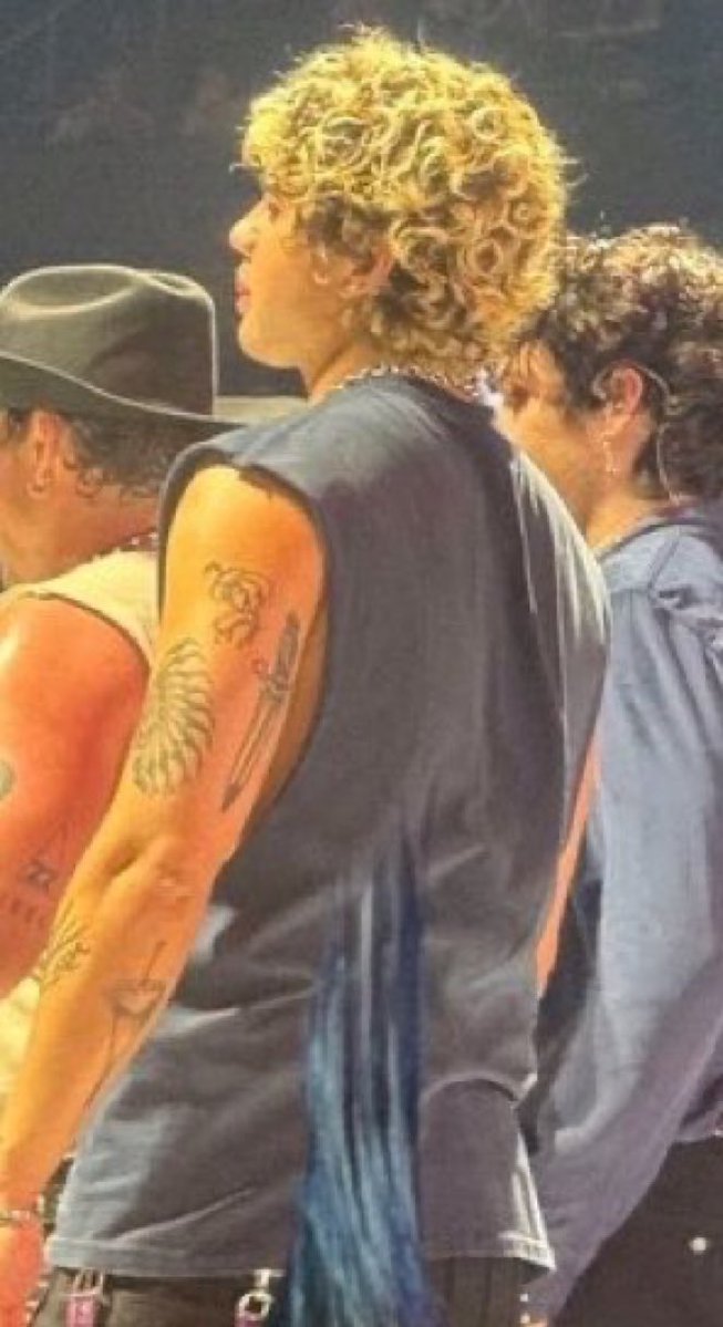 goobieeeeeee's tweet photo. doing deep breathing exercises because of this pic https://t.co/1oxTRyKNNt