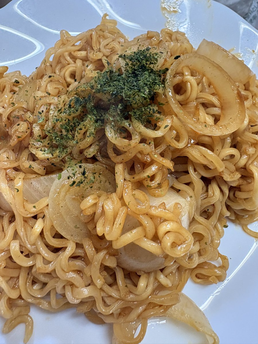 kurodaCEO's tweet photo. 今日は日曜日。朝から小雨が降っていましたが、営業数件と軽作業。日清鉄板焼きそばに自分の作った玉ねぎを入れた。早朝に起きて、土日祝も休まずに働いて、仕事が趣味みたいな状態で、時々こういう人がいるんですよね。しかし、労働時間を伸ばして収入を増やそうと言うのはアホのすることなんでやめにしたいね。しかもこういう働き方は体も壊す。最近ググッと急成長しているAIエージェントの更なる進化に期待しています。しかし日清鉄板焼きそば最高にうまいね。