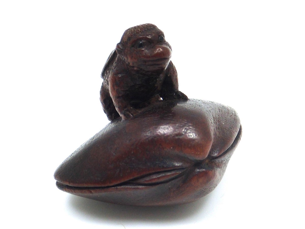 蛤に挟まれた河童春画時代根付 銘玉(ぎょく・かおう) 19世紀 木刻彩色